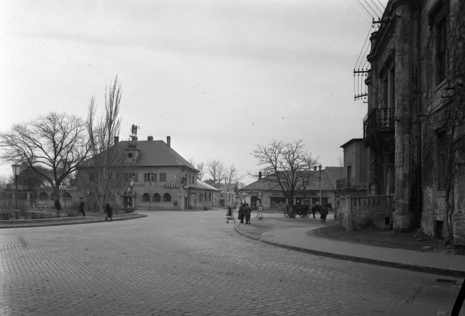 Hungary, Székesfehérvár, Vörösmarty tér a Budai út (Vöröshadsereg útja) felől nézve., 1960, UVATERV, horse, chariot, street view, coach, lamp post, Fortepan #2524