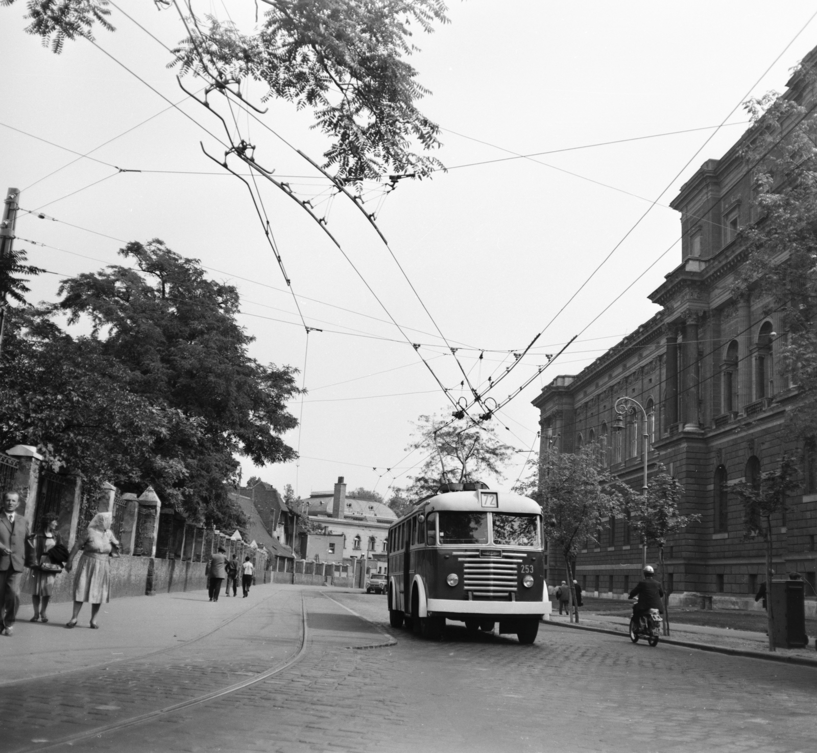Hungary, Budapest XIV., Gundel Károly (Állatkerti) út a Dózsa György útnál, háttérben a Gundel étterem, jobbra a Szépművészeti Múzeum., 1967, FŐMTERV, Budapest, public transport line number, catenary wire, trolley bus, Fortepan #252407