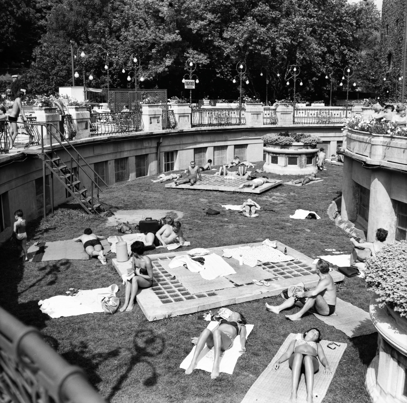 Hungary, Budapest XI., Gellért Gyógyfürdő., 1967, FŐMTERV, Budapest, reading, bathing suit, glasses, relaxation, sunbathe, stairs, book, flower, ice cream, slippers, bulrush mat, summer, towel, plaid, candelabra, bag, suitcase, beach, free time, board, light, Fortepan #252414