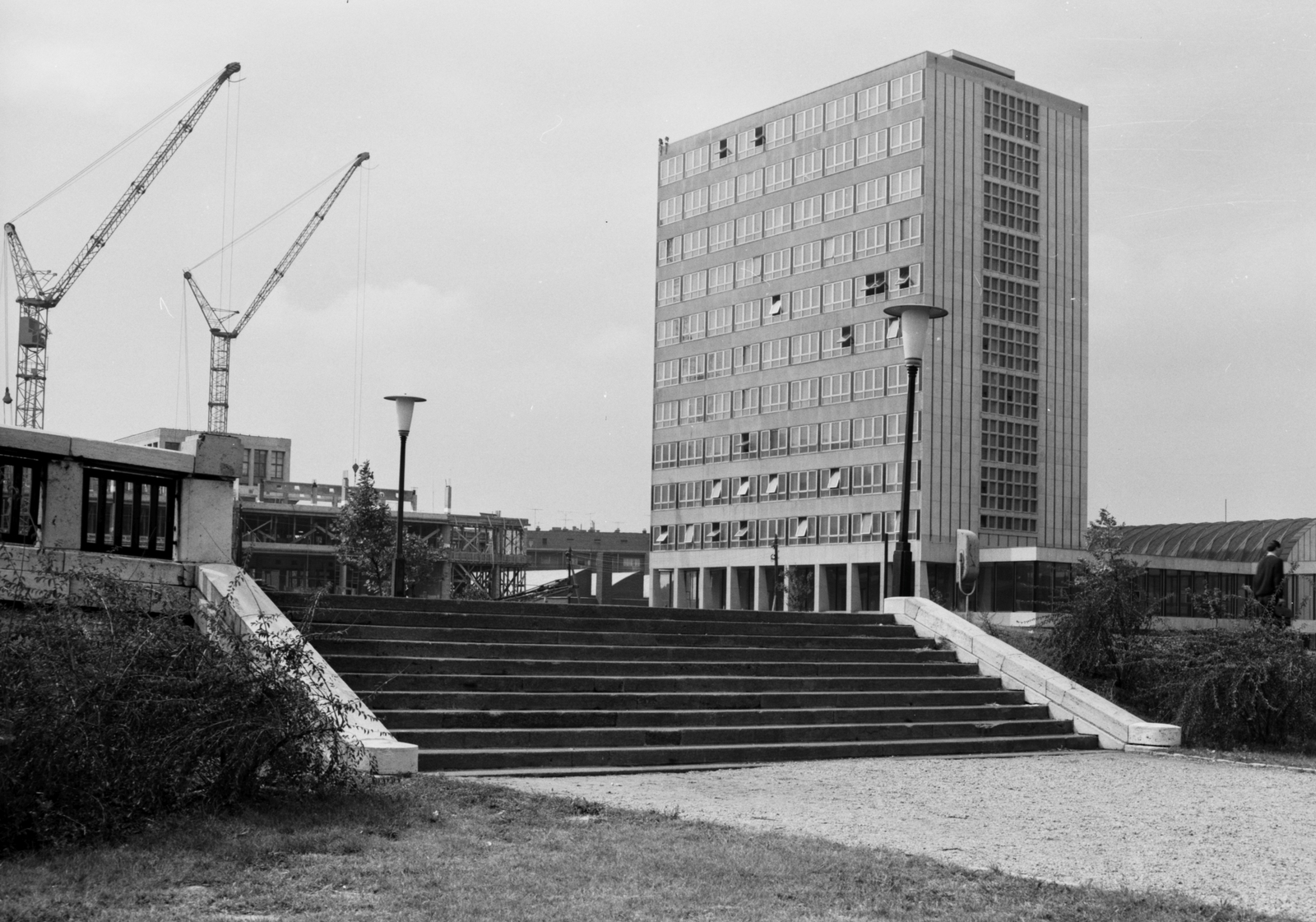 Hungary, Budapest XI., Goldmann György tér, jobbra a Műszaki Egyetem E épülete, balra az épülő V2 épület., 1967, FŐMTERV, EKA-brand, Budapest, Fortepan #252433