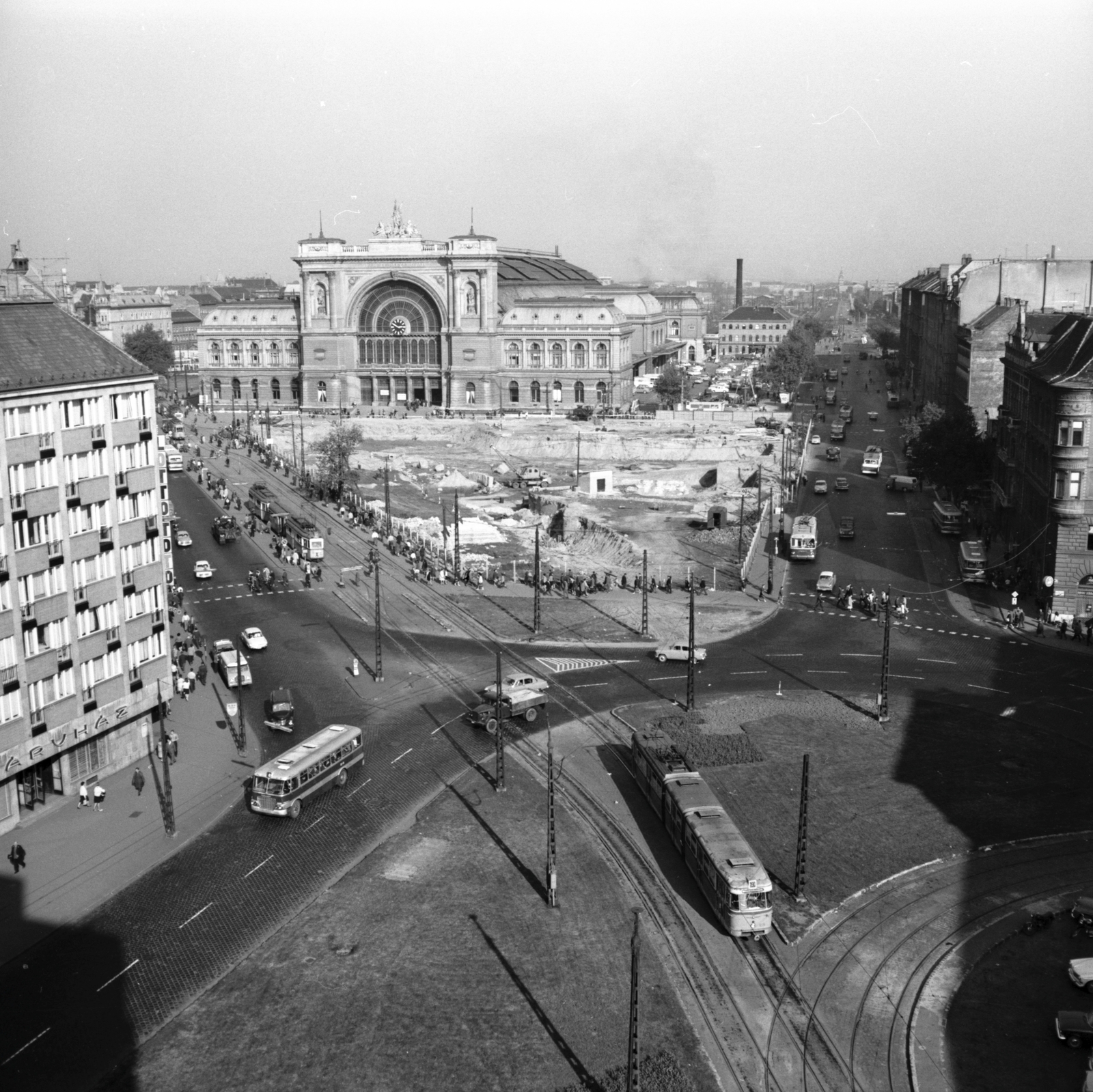 Hungary, Budapest VII.,Budapest VIII., kilátás a Szabadság szállóból a Baross tér és a Keleti pálaudvar felé., 1967, FŐMTERV, Budapest, Fortepan #252438