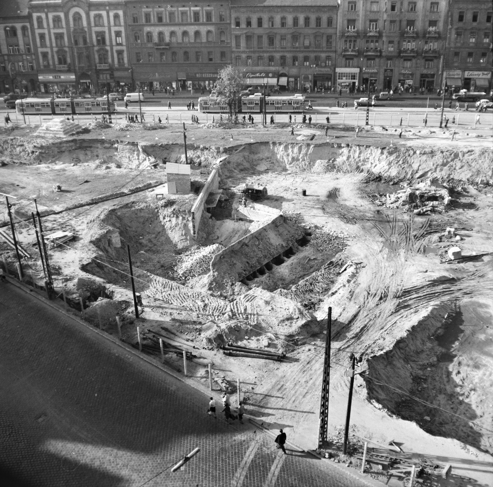 Magyarország, Budapest VII.,Budapest VIII., Baross tér, rálátás a Keleti pályaudvar előtti aluljáró épitési területére, szemben a Rottenbiller utca - Bethlen Gábor utca közötti házsor látható., 1967, FŐMTERV, Domonkos Endre, Budapest, Fortepan #252441