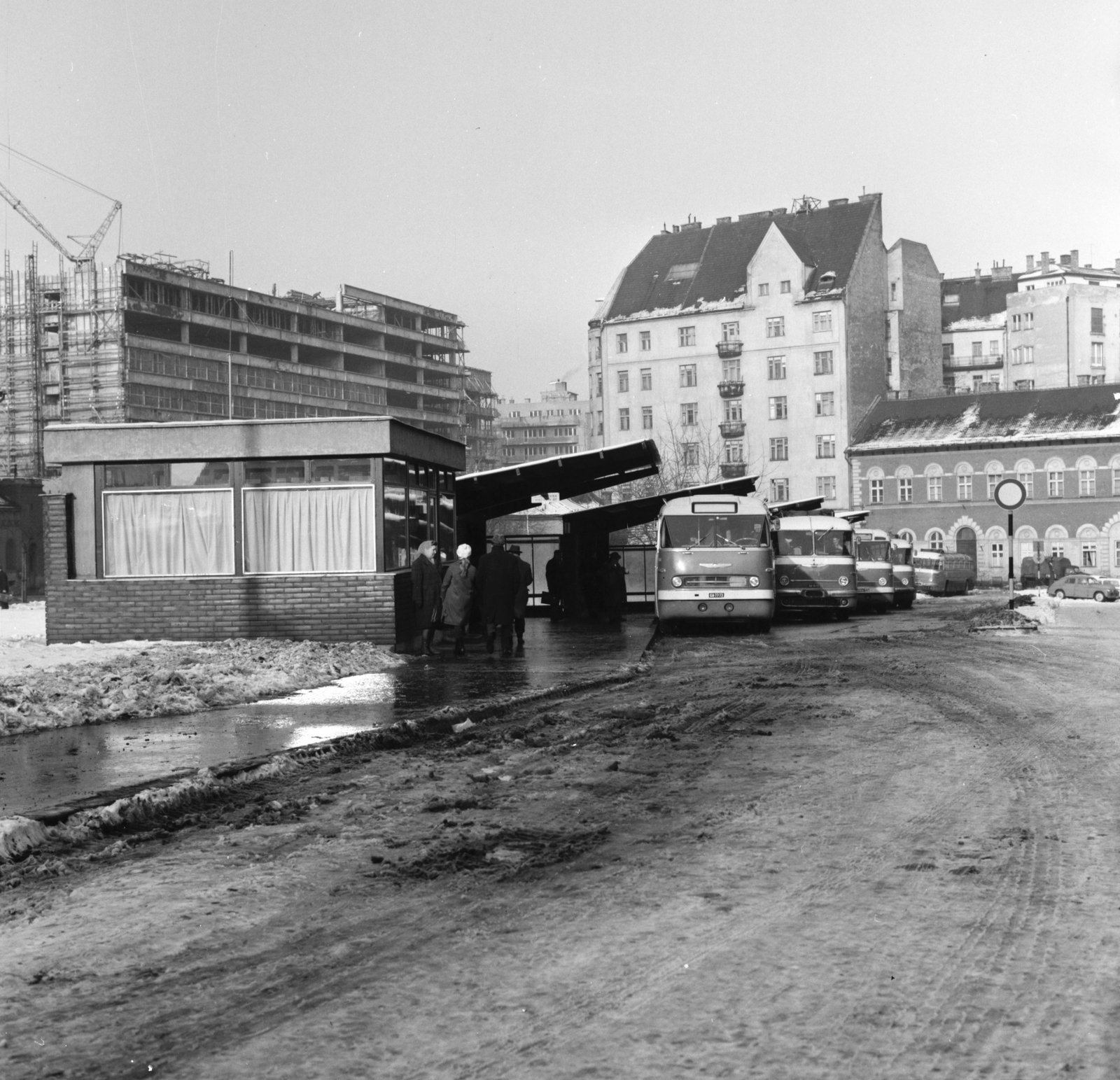 Hungary, Budapest II., a MÁVAUT Széna téri végállomása a Csalogány utca - Varsányi Irén utca saroktól nézve. Háttérben a Margit körút (Mártírok útja) melletti Kohó- és Gépipari Minisztérium építkezése látható., 1967, FŐMTERV, Budapest, Fortepan #252465