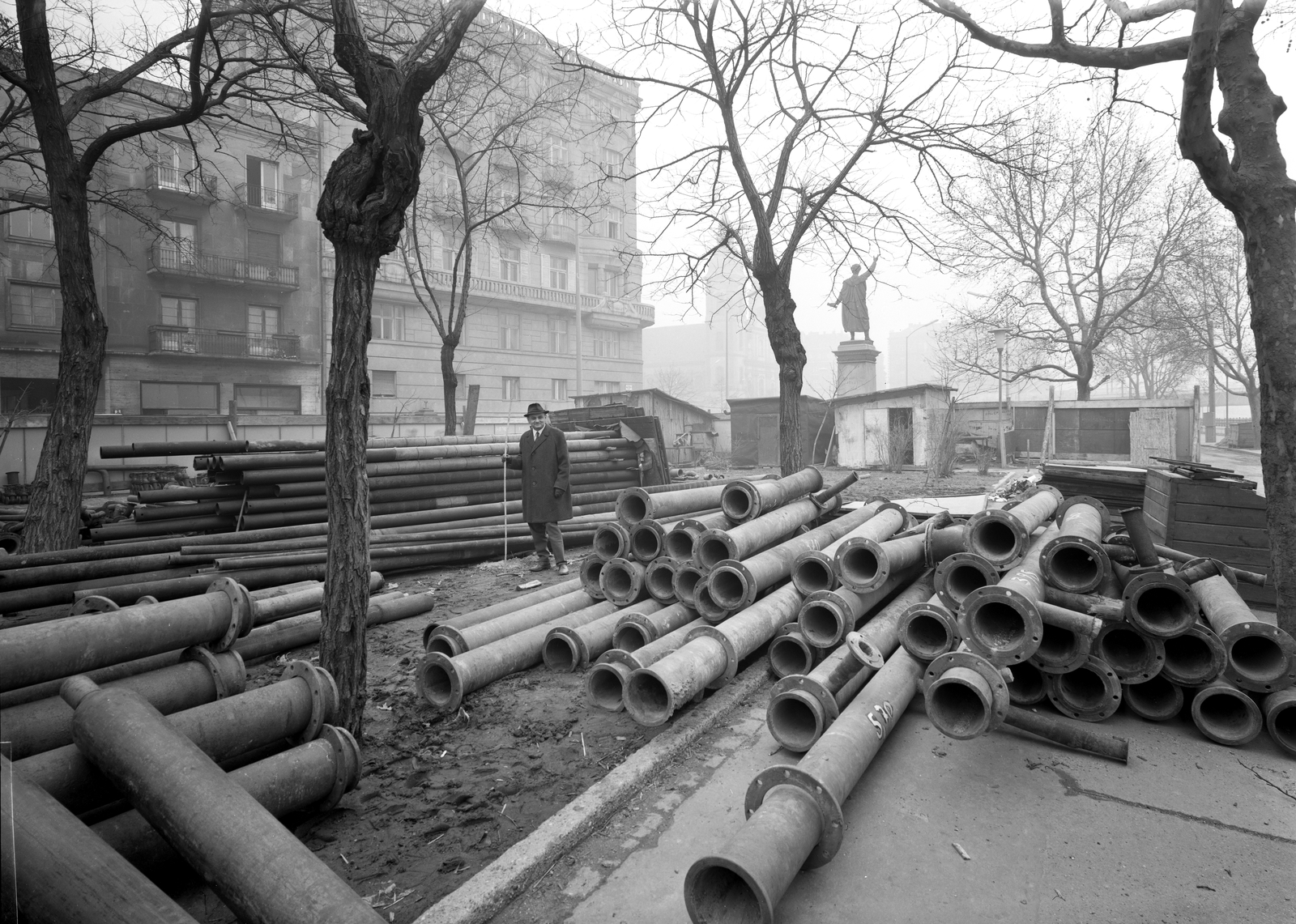 Hungary, Budapest V., Petőfi tér, középen Petőfi Sándor szobra (Huszár Andor, 1882.), háttérben a Március 15. tér. A felvétel a Duna-parti földgázvezeték nyomvonalának felmérésekor készült., 1967, FŐMTERV, Budapest, Best of, Fortepan #252469