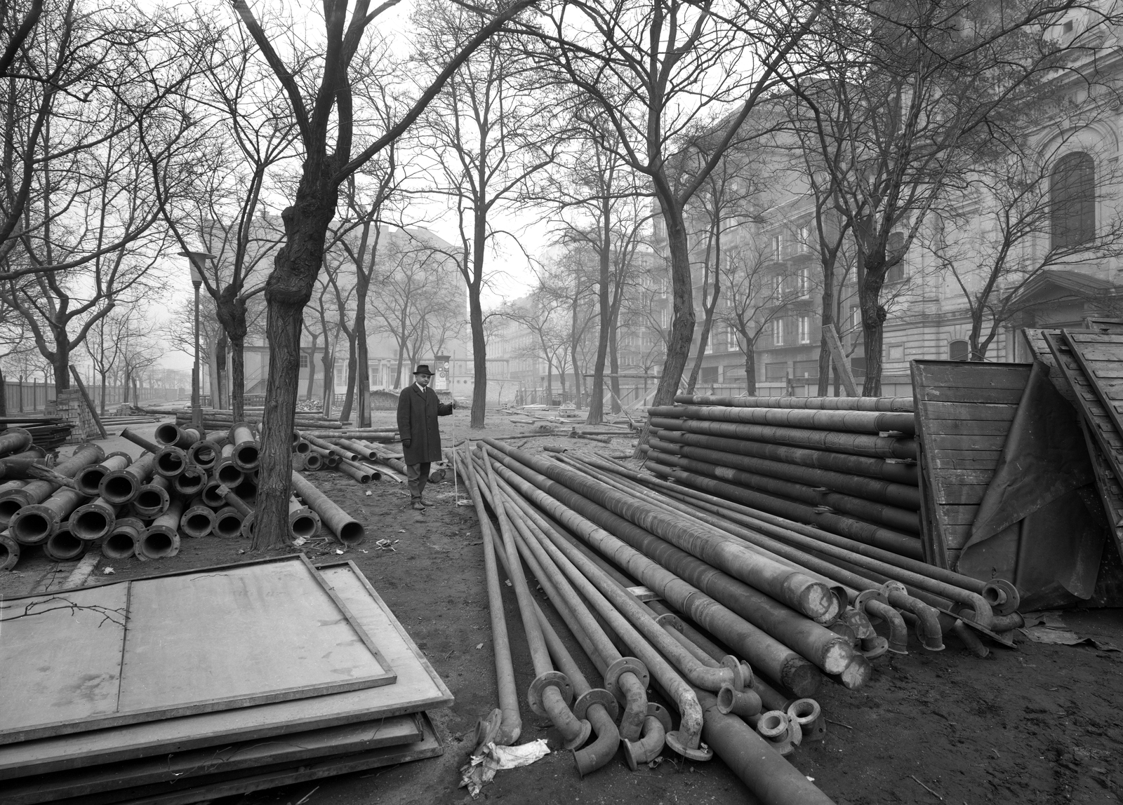 Hungary, Budapest V., Petőfi tér, háttérben a Dunakert a Duna Szálló déli falánál, jobbra a Nagyboldogasszony ortodox székesegyház. A felvétel a Duna-parti földgázvezeték nyomvonalának felmérésekor készült., 1967, FŐMTERV, Budapest, Fortepan #252473