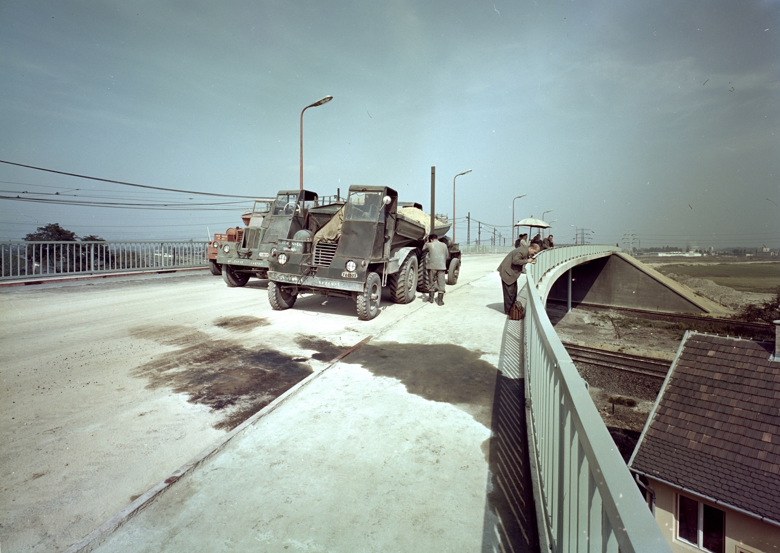 Magyarország, Budapest XI.,Budapest XXII., a Leányka utcától a Fehérvári (Szabadság) út felé vezető budafoki felüljáró terheléspróbája., 1966, FŐMTERV, Domonkos Endre, Budapest, színes, napernyő, rendszám, Dutra-márka, dömper, Fortepan #252480
