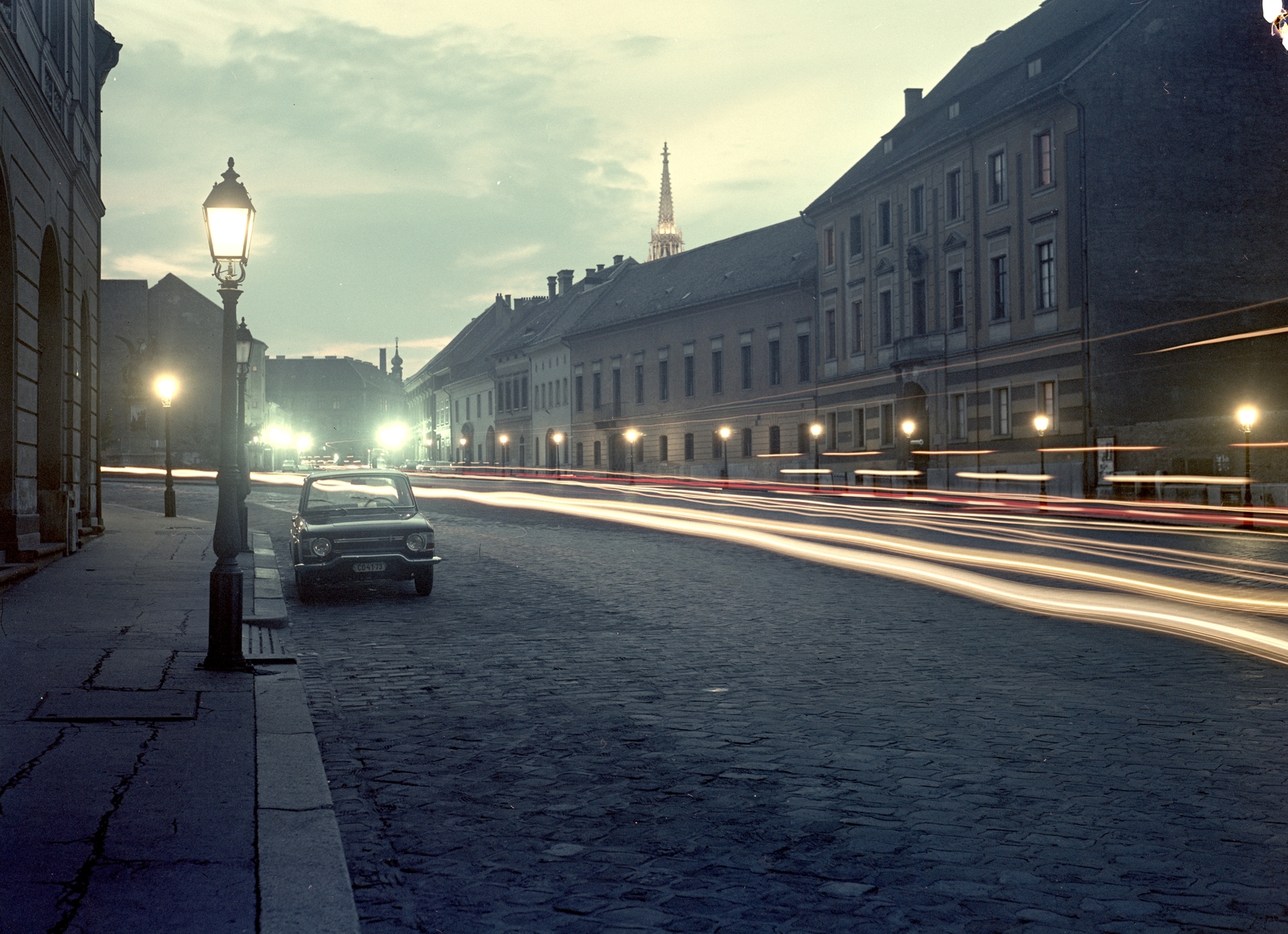 Hungary, Budapest I., Dísz tér, háttérben a kilvilágított Mátyás-templom tornya., 1967, FŐMTERV, colorful, night, Budapest, Fortepan #252484