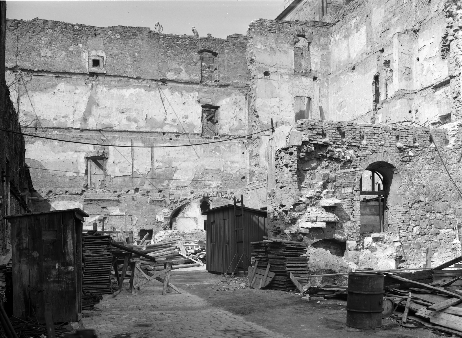 Magyarország, budai Vár, Budapest I., az egykori jezsuita kollégium és rendház romos épülete (később a Hilton szálló épült fel a helyén)., 1968, FŐMTERV, Domonkos Endre, Budapest, bódé, épületbontás, épületkár, eltűnt, Fortepan #252505