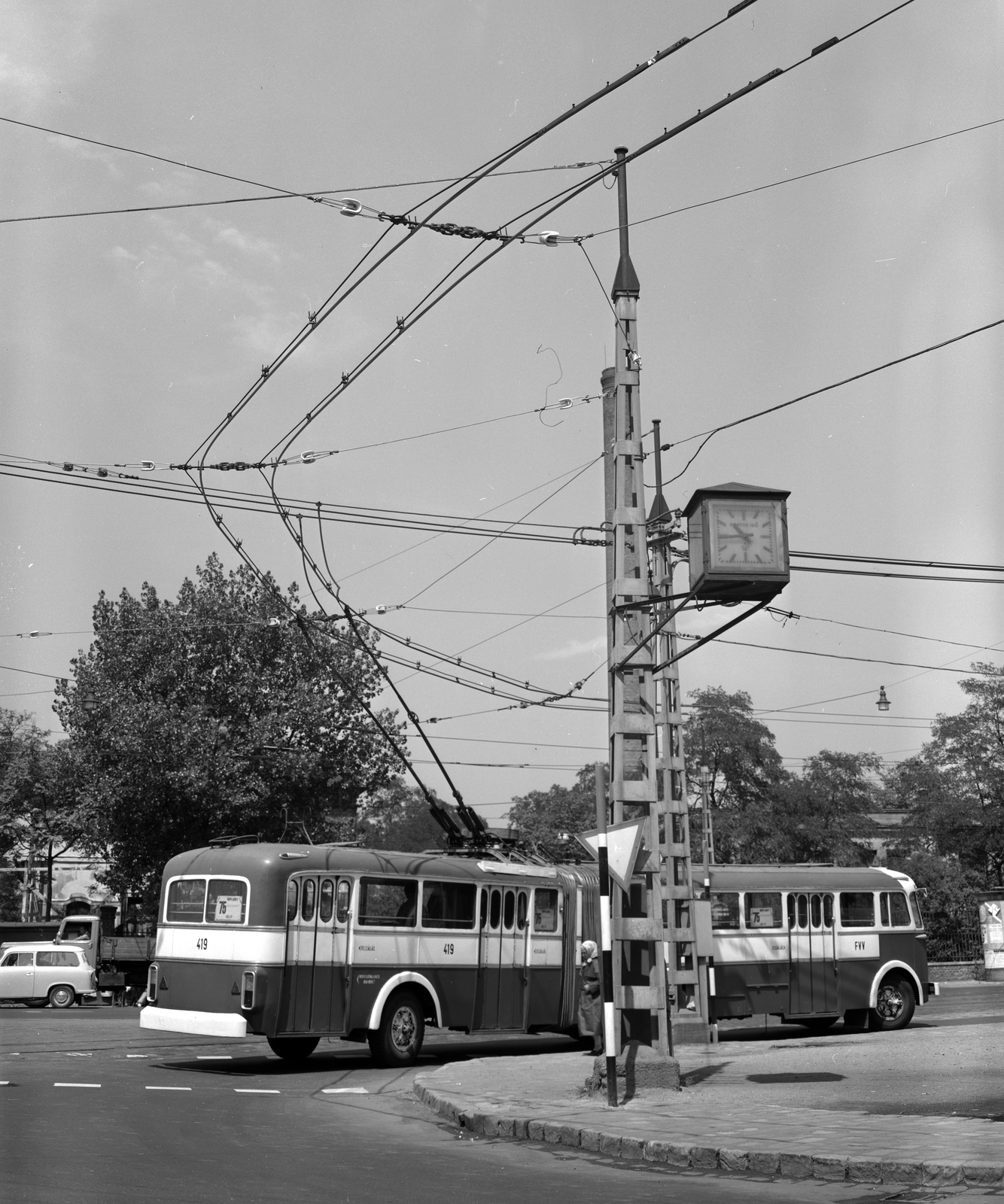 Hungary, Budapest X.,Budapest VIII., a trolibusz a Könyves Kálmán körútra kanyarodik ki a Népligetben lévő végállomásról., 1968, FŐMTERV, Budapest, trolley bus, Fortepan #252506