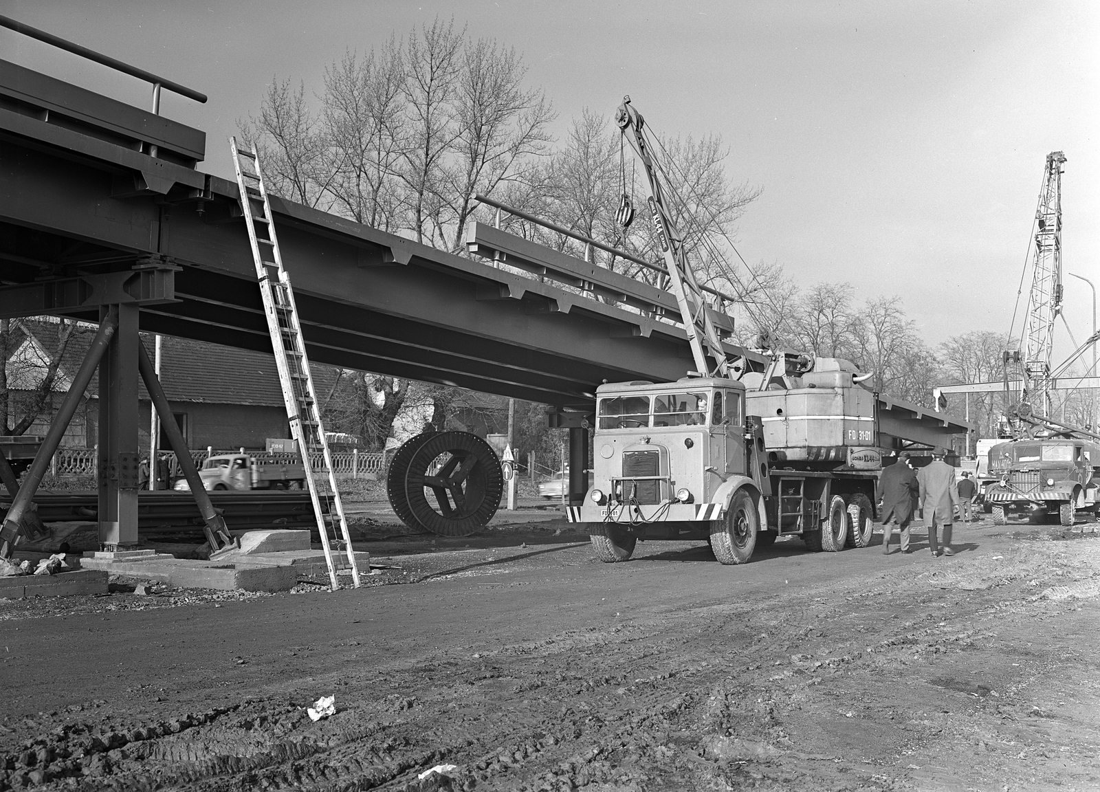 Hungary, Budapest III., Szentendrei út a Bogdáni útnál, RUB (Rheinstahl Union Brückenau) rendszerű ideiglenes felüljáró összeszerelése., 1968, FŐMTERV, Budapest, mobile crane, Leyland-brand, Leyland Hippo, Kraz 219, Jones KL44 , Fortepan #252515