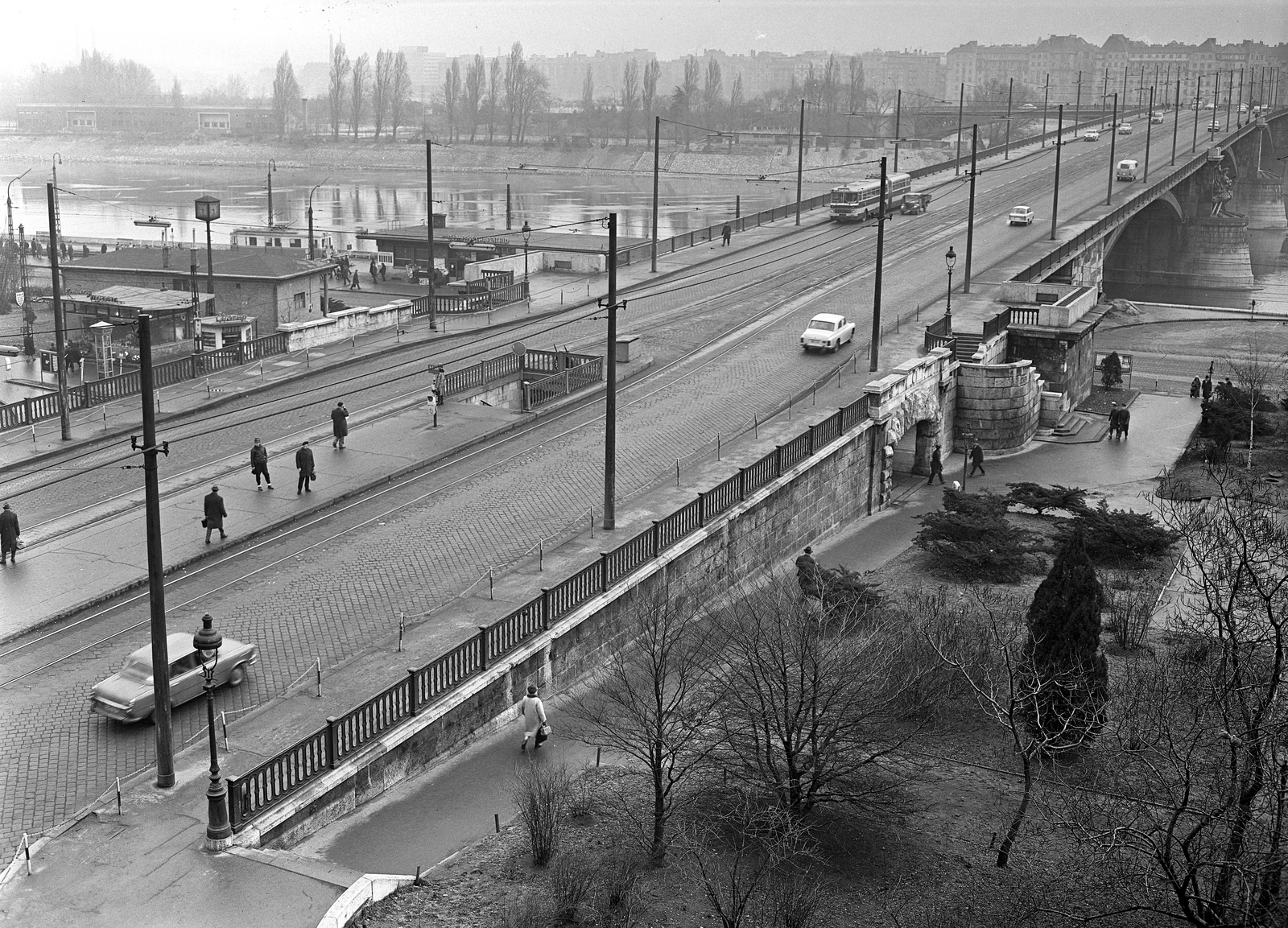 Hungary, Budapest II., villamosmegálló a Margit híd budai hídfőjénél. Balra a Duna-parton a Szentendrei HÉv végállomása látható., 1969, FŐMTERV, Budapest, Fortepan #252518