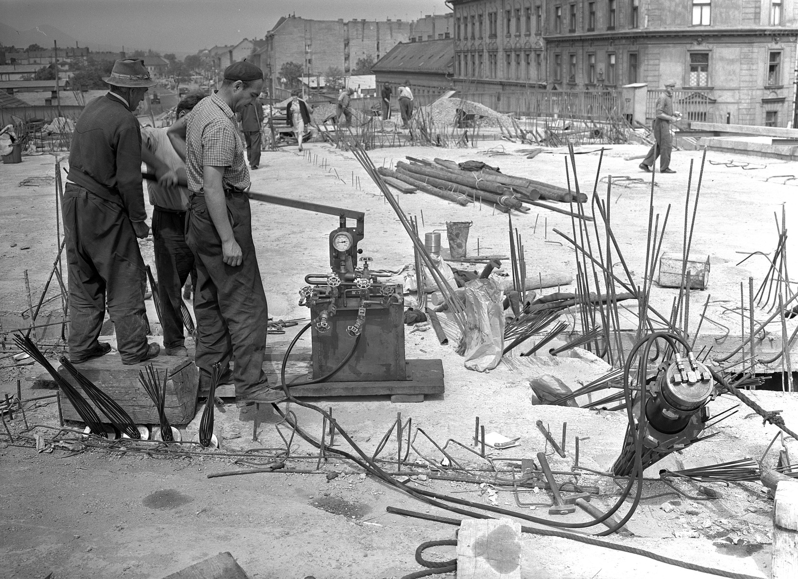 Magyarország, Budapest XIV.,Budapest XIII., a Hungária körút - Róbert Károly körút közötti felüljáró építkezése, jobbra a Róbert Károly körút sarkán a Szent László út (Mautner Sándor utca) 2. számú ház látszik., 1969, FŐMTERV, Domonkos Endre, vasbeton, Budapest, Fortepan #252519