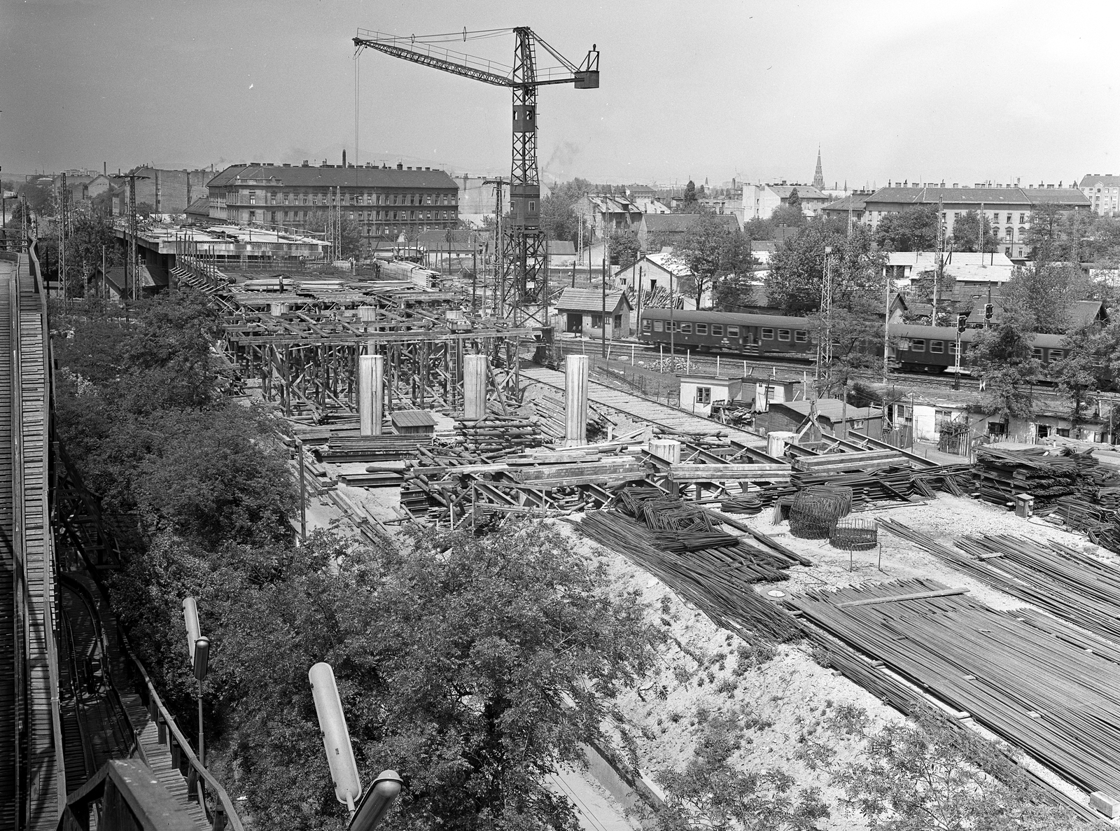 Magyarország, Budapest XIV.,Budapest XIII., a Hungária körút - Róbert Károly körút közötti felüljáró építkezése, jobbra a Róbert Károly körút sarkán a Szent László út (Mautner Sándor utca) 2. számú ház látszik. a felvétel a Viámparkból, a Hullámvasútról készült., 1969, FŐMTERV, Domonkos Endre, Budapest, Fortepan #252520