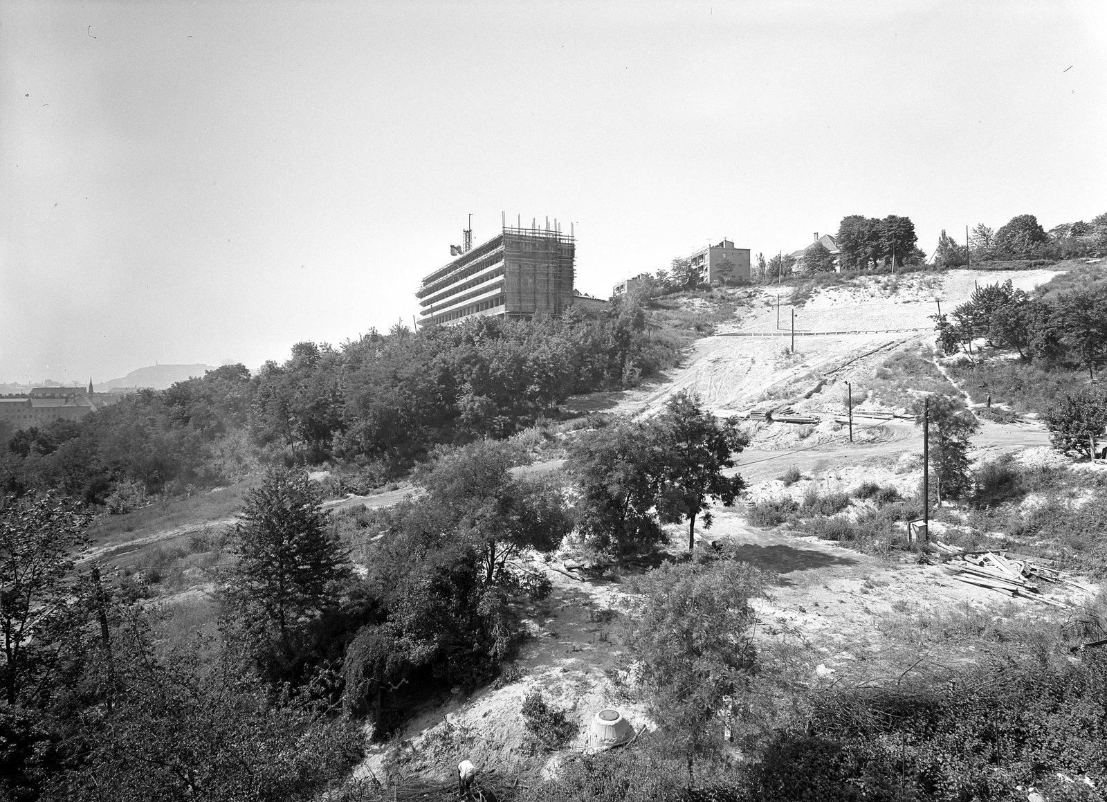 Hungary, Budapest XI., Apostol utca, a földcsuszamlás utáni területen fenn az elkészült támfal, balra az építés alatt alló SZOT szálló., 1969, FŐMTERV, Budapest, Fortepan #252527