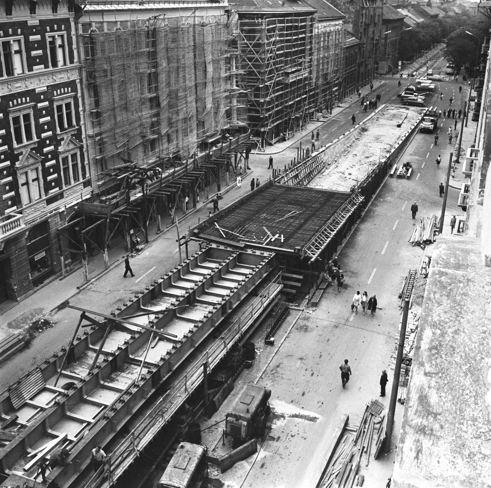 Hungary, Budapest VII., Rottenbiller utca, a felvétel a Fiumei (Mező Imre) út felé vezető felüljáró építése idején készült., 1969, FŐMTERV, Budapest, Best of, Fortepan #252532