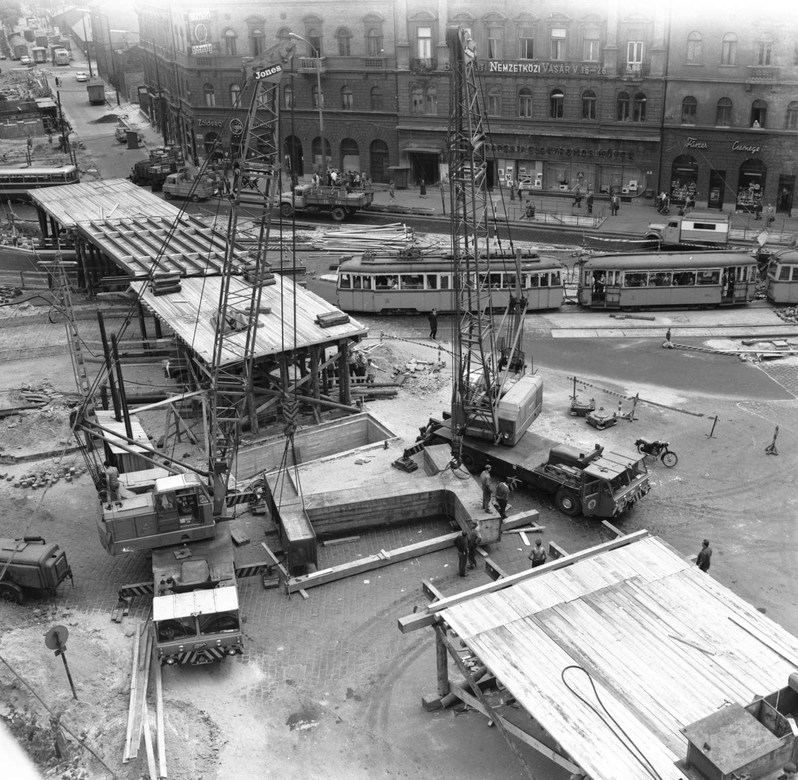 Hungary, Budapest VIII., Baross tér, a felvétel a Rottenbiller utca és a Fiumei (Mező Imre) út közötti felüljáró építése idején készült., 1969, FŐMTERV, Budapest, Fortepan #252533
