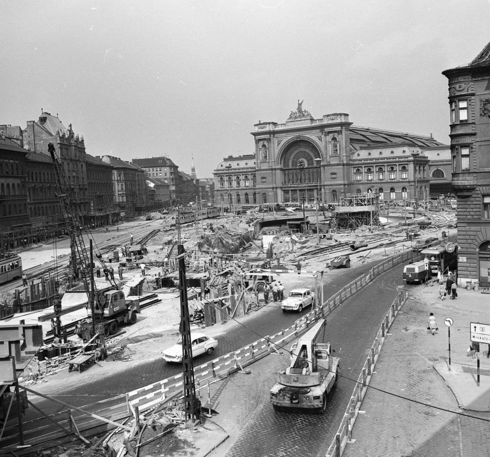 Hungary, Budapest VIII., Baross tér, az aluljáró épitkezése a Keleti pályaudvar előtt, balra a Thököly út házsora, jobbra a Fiumei (Mező Imre) út torkolatánál álló épület részlete látszik., 1969, FŐMTERV, Budapest, Fortepan #252534