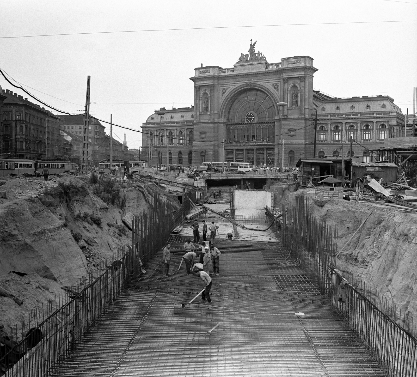 Hungary, Budapest VIII., Baross tér, az aluljáró épitkezése a Keleti pályaudvar előtt, balra a Thököly út házsora látszik., 1969, FŐMTERV, Budapest, Fortepan #252536