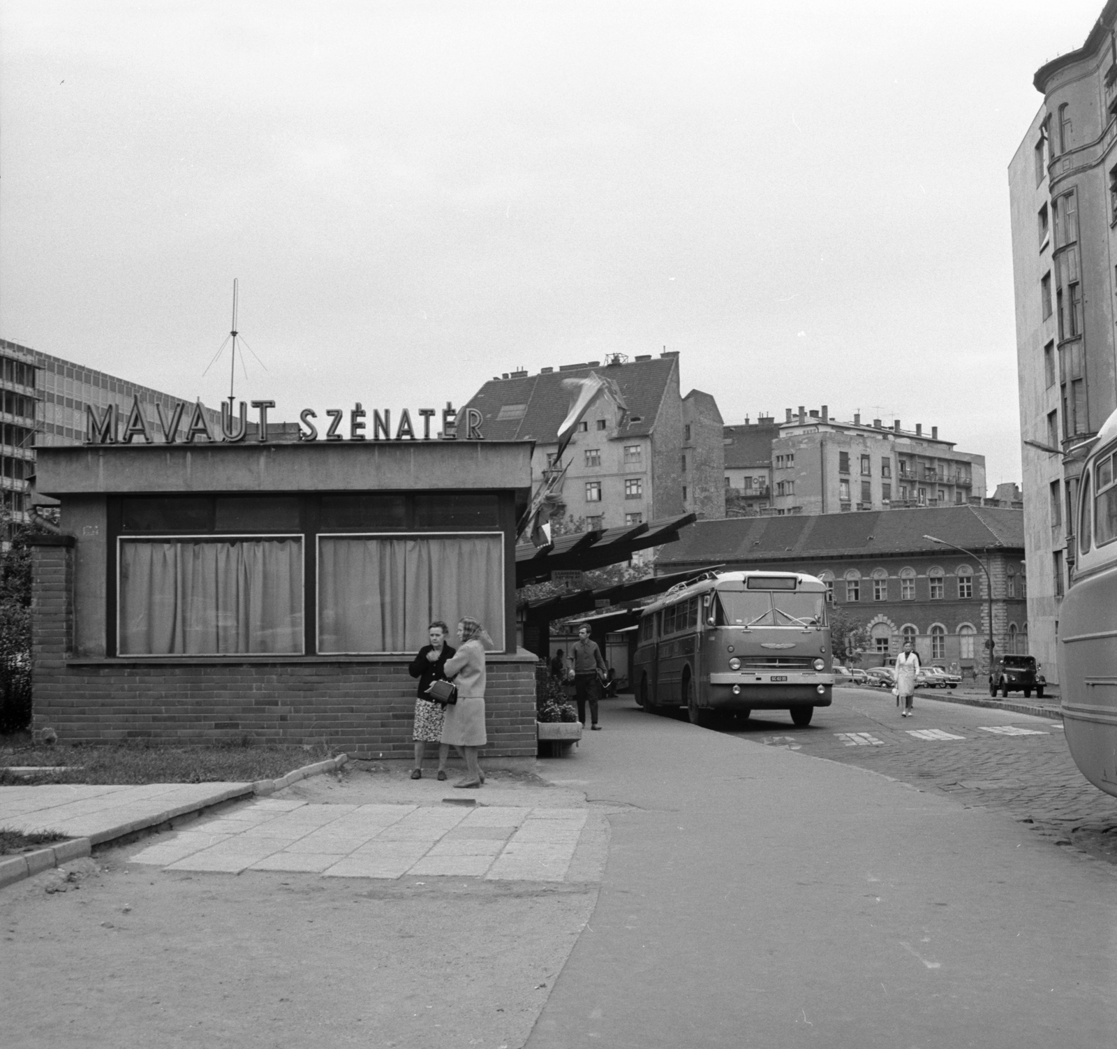 Hungary, Budapest II., a MÁVAUT Széna téri végállomása, jobbra a Bakfark Bálint (Ipari tanuló) utca - Varásányi Irén utca sarkán álló ház látható., 1969, FŐMTERV, Budapest, crosswalk, Fortepan #252541