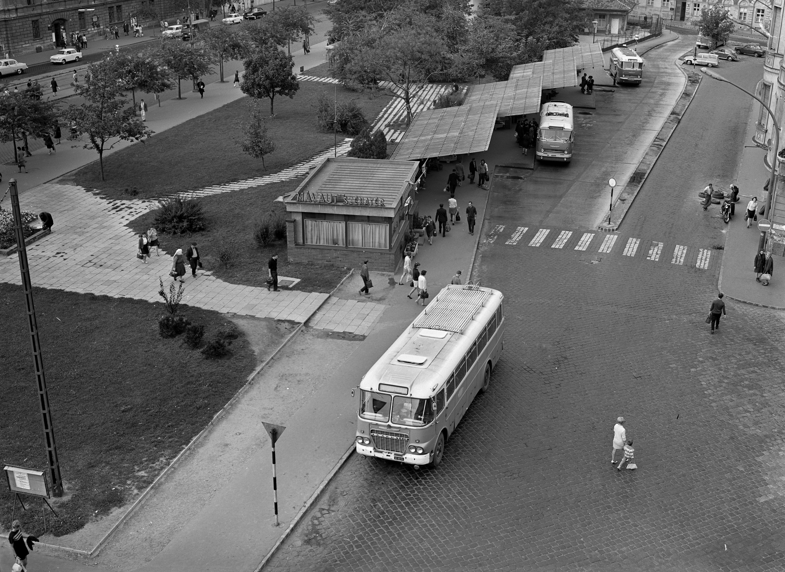 Hungary, Budapest II., a MÁVAUT Széna téri végállomása, a felvétel bal felső sarkában Margit körút (Mártírok útja) látható., 1969, FŐMTERV, Budapest, Ikarus 620, Fortepan #252549