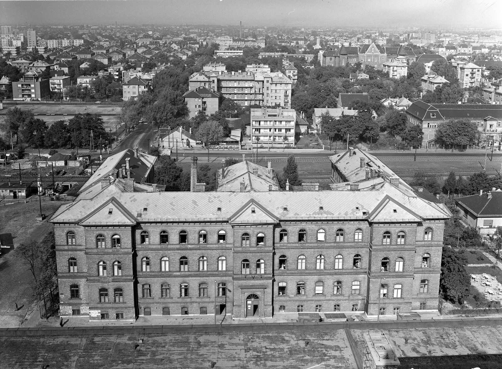 Magyarország, Budapest XIV., kilátás az Erzsébet királyné útja melletti Vegyipari Tervező Vállalat (VEGYTERV) székházából a Hungária körút 167-169., Fővárosi Szociális Otthon (később Uzsoki Utcai Kórház Krónikus és Rehabilitációs Intézet) épülete felé., 1969, FŐMTERV, Domonkos Endre, Budapest, Fortepan #252561