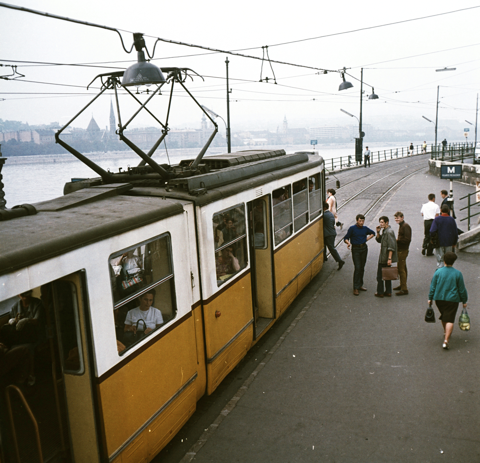 Magyarország, Budapest V., a 2-es villamos megállója a Duna-parton a Széchenyi Lánchíd pesti hídfőjénél., 1969, FŐMTERV, Domonkos Endre, Ganz CSMG, Budapest, villamos, színes, Fortepan #252570