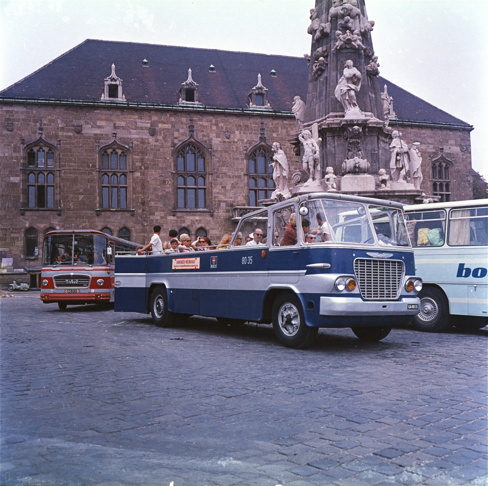 Hungary, Budapest I., Szentháromság tér, átalakított Ikarus 620 városnéző busz a Szentháromság-szobor előtt, háttérben a BME Schönherz Zoltán Kollégiuma (az egykori Pénzügyminisztérium épülete)., 1969, FŐMTERV, Budapest, Fortepan #252584