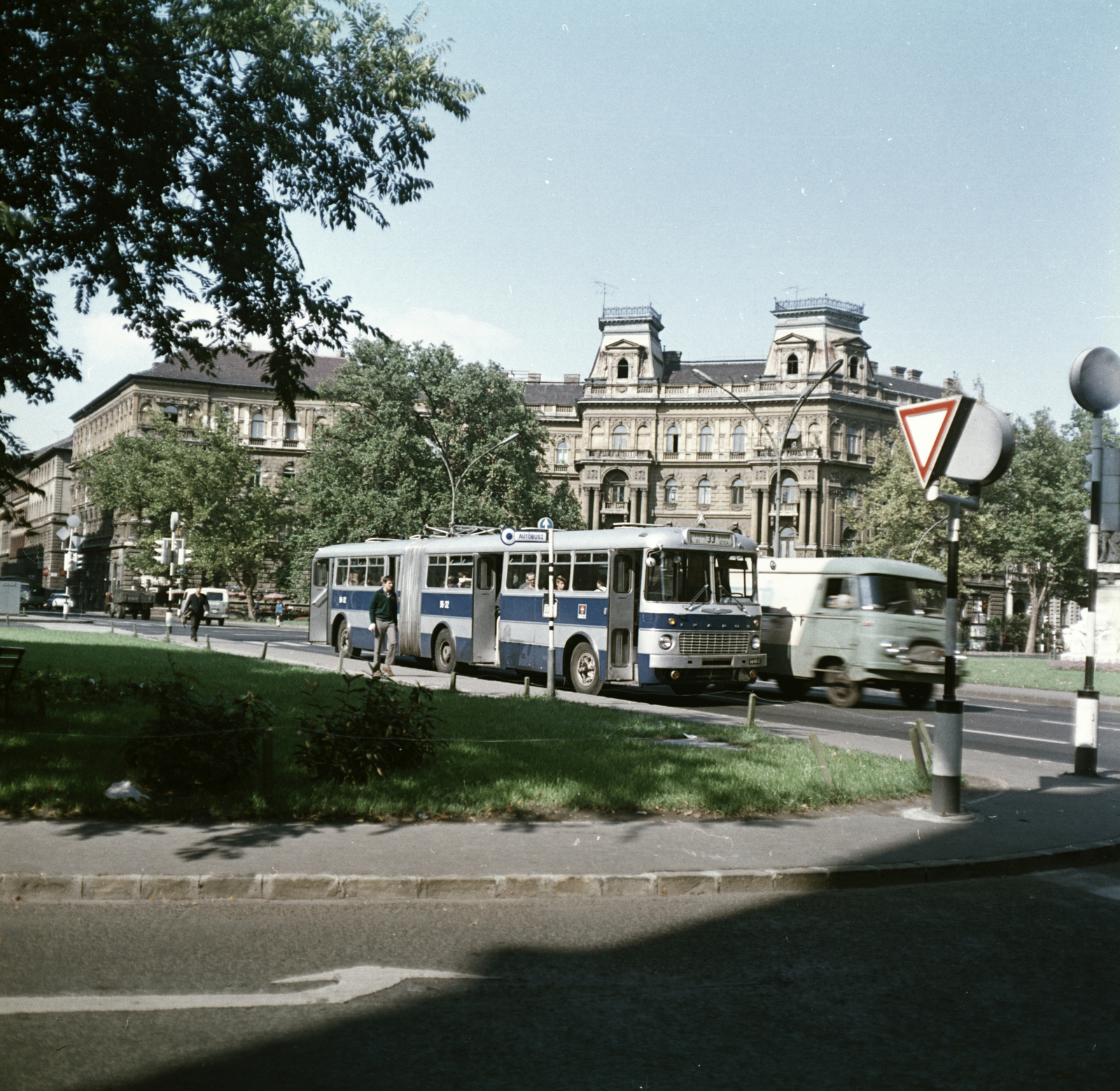 Hungary, Budapest VI., Kodály körönd (Körönd), az autóbusz mögött a Szinyei Merse utca és az Andrássy út (Népköztársaság útja) közötti háztömb látható., 1969, FŐMTERV, Budapest, Fortepan #252590