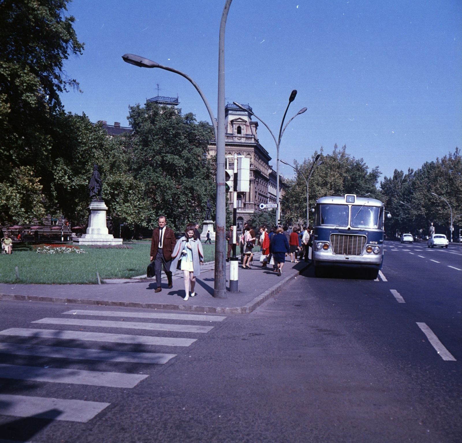 Hungary, Budapest VI., Andrássy út (Népköztársaság útja) a Kodály köröndnél a téren Szondi György és távolabb Balassi Bálint szobra., 1969, FŐMTERV, Budapest, Fortepan #252591