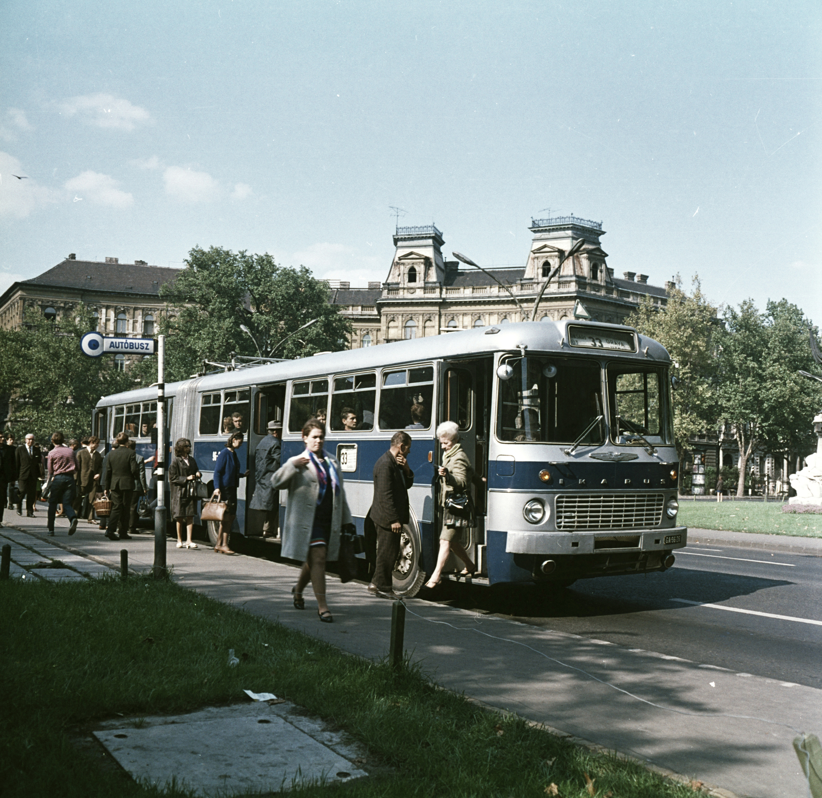 Hungary, Budapest VI., Kodály körönd (Körönd), az autóbusz mögött a Szinyei Merse utca és az Andrássy út (Népköztársaság útja) közötti háztömb látható., 1969, FŐMTERV, Ikarus-brand, Budapest, Fortepan #252593
