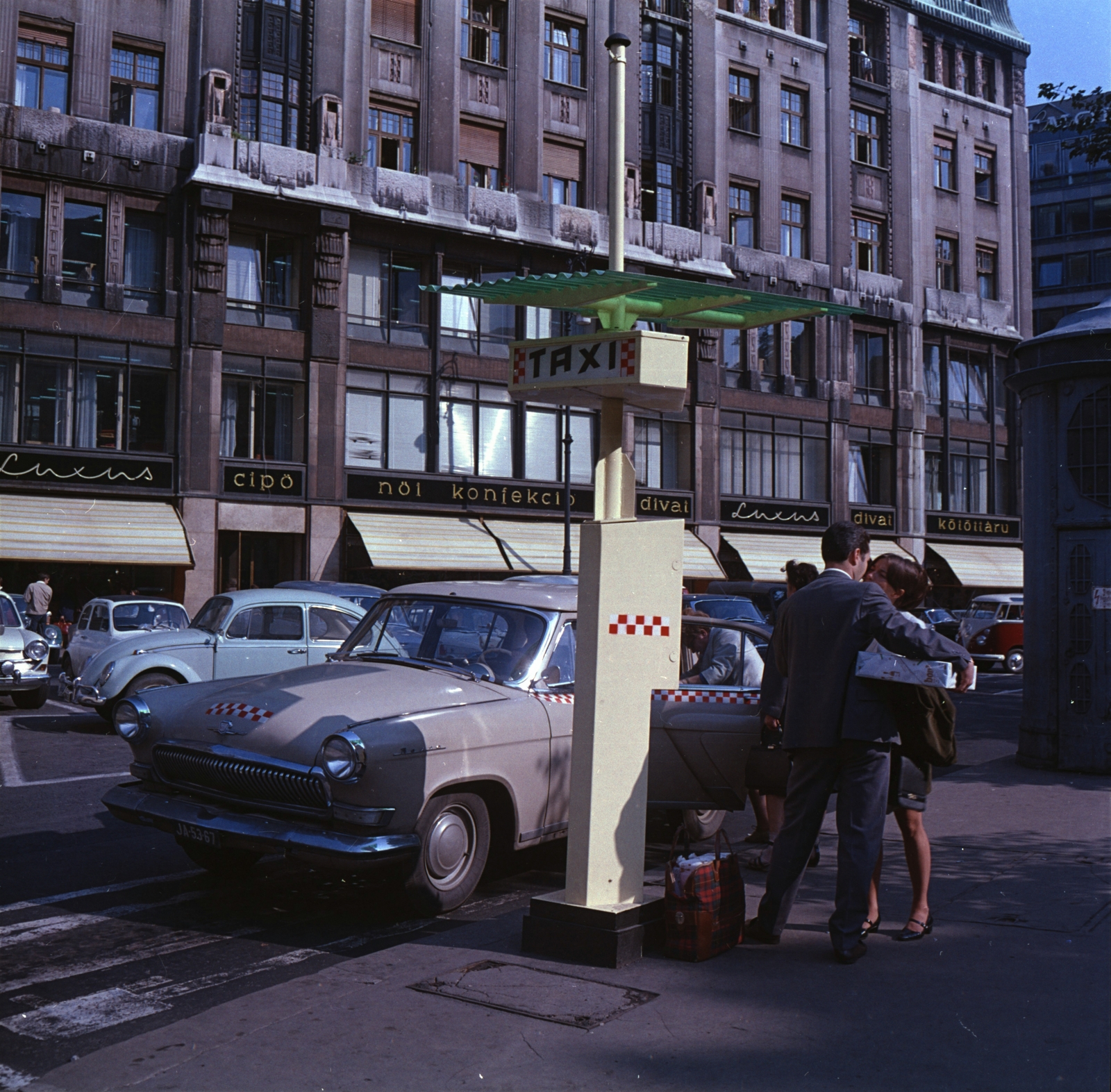 Hungary, Budapest V., Vörösmarty tér, taxiállomás a Luxus Áruház előtt, 1969, FŐMTERV, Budapest, taxicab stand, Fortepan #252594