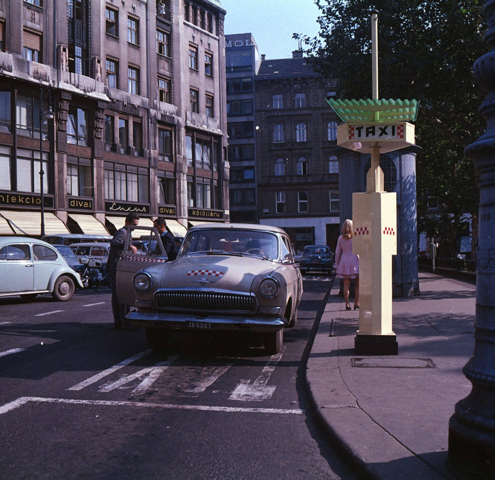Hungary, Budapest V., Vörösmarty téri taxiállomás, háttérben a Luxus Áruház., 1969, FŐMTERV, Budapest, taxicab stand, Fortepan #252595