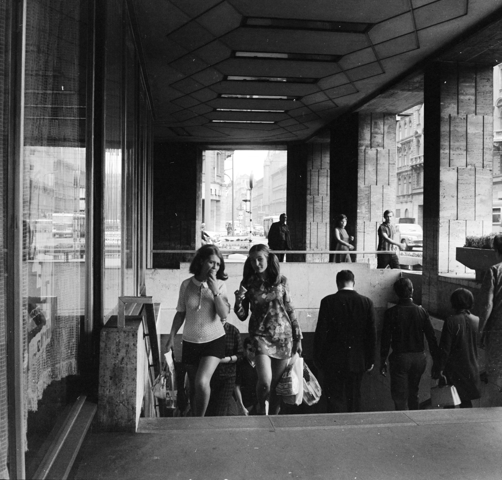 Hungary, Budapest VII.,Budapest VIII., Rákóczi út - Erzsébet (Lenin) körút sarok, a Blaha Lujza téri aluljáróhoz vezető lépcső az EMKE étterem előtt., 1969, FŐMTERV, Budapest, Fortepan #252605