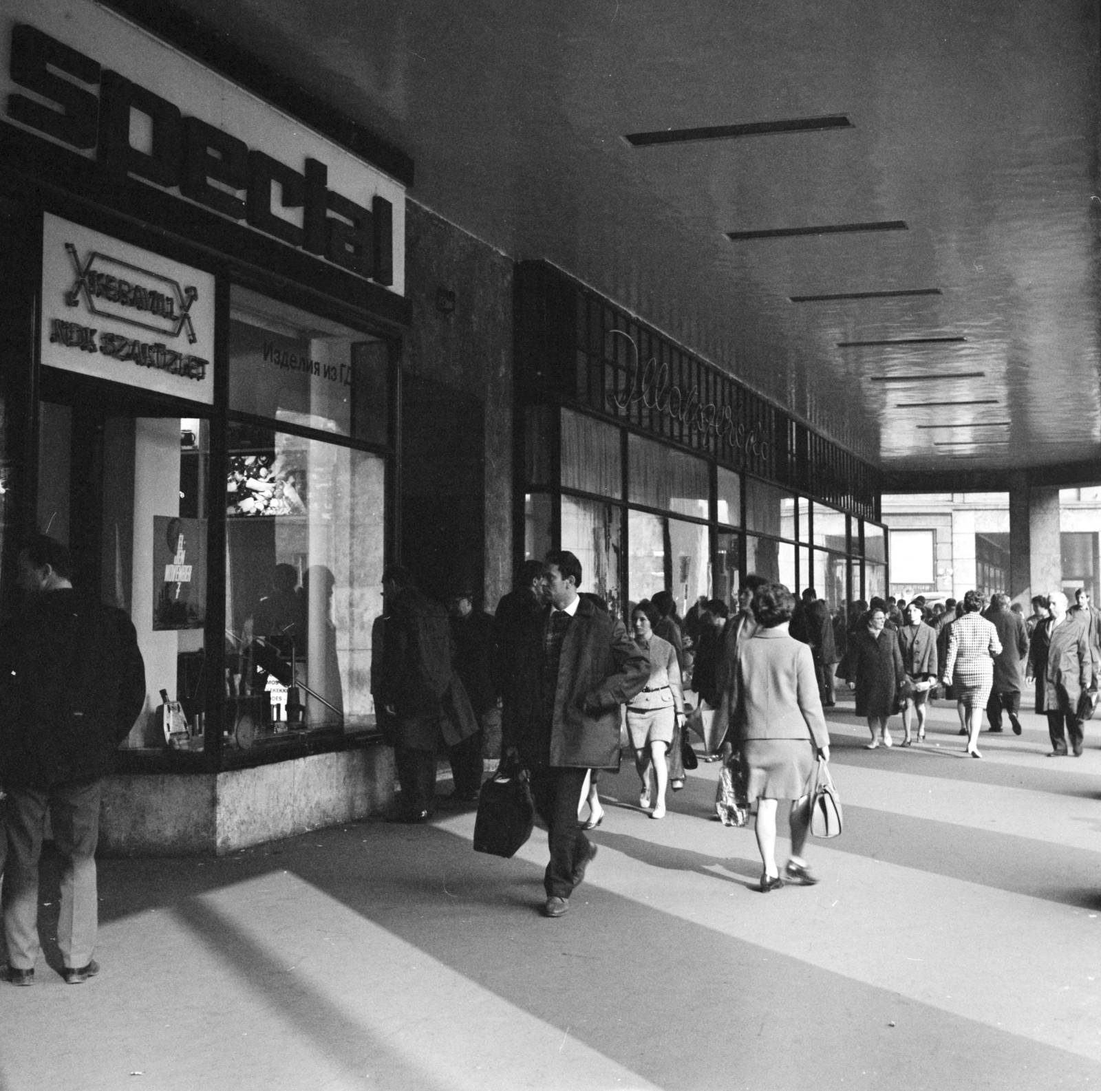 Hungary, Budapest VII., Rákóczi út, árkád a Nagy Diófa utca - Nyár utca között., 1969, FŐMTERV, Budapest, Fortepan #252613