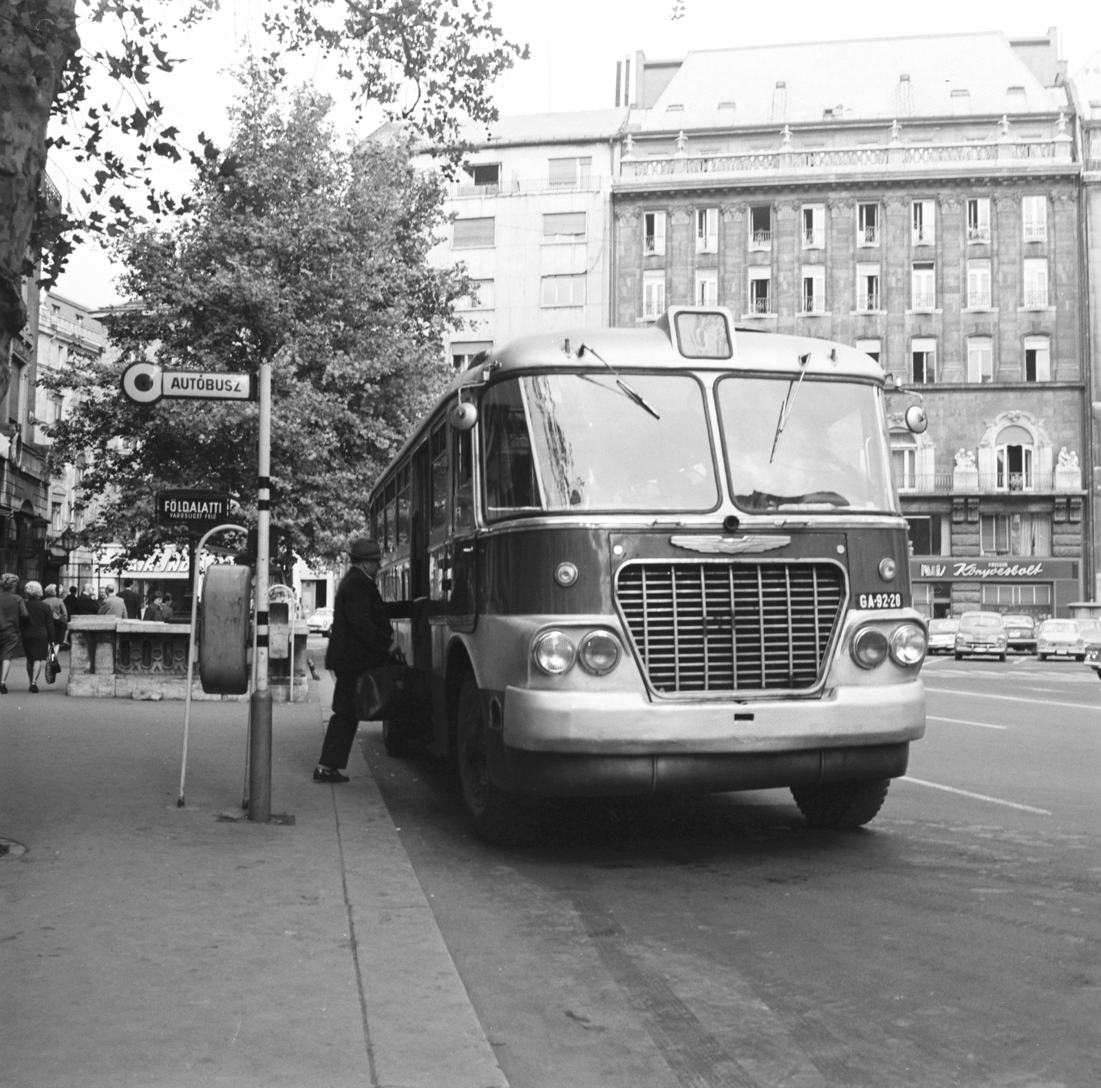 Hungary, Budapest V., Vörösmarty tér, buszmegálló a Gerbeaud cukrászda előtt., 1969, FŐMTERV, Budapest, Fortepan #252618