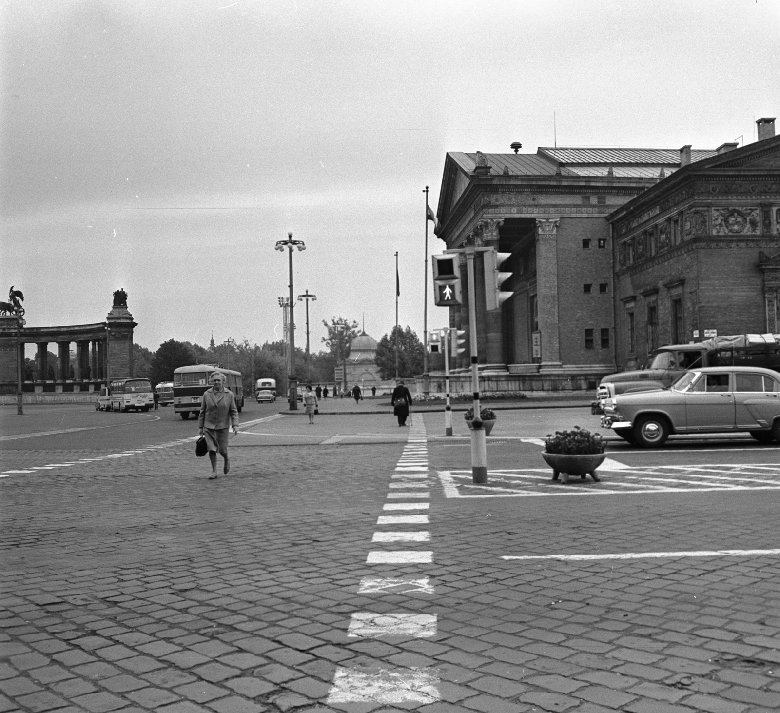 Magyarország, Budapest XIV., Dózsa György út a Hősök terénél, szemben a Műcsarnok., 1969, FŐMTERV, Domonkos Endre, Budapest, Fortepan #252623