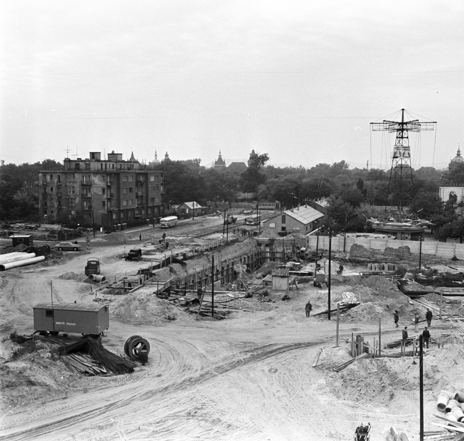 Hungary, Budapest XIV., a Hungária körút - Mexikói út közötti aluljáró építése, szemben a Kacsóh Pongrác út 7-es és 5-ös számú ikerház. Jobbra a Repülő a Vidámparkban., 1969, FŐMTERV, Budapest, Fortepan #252625
