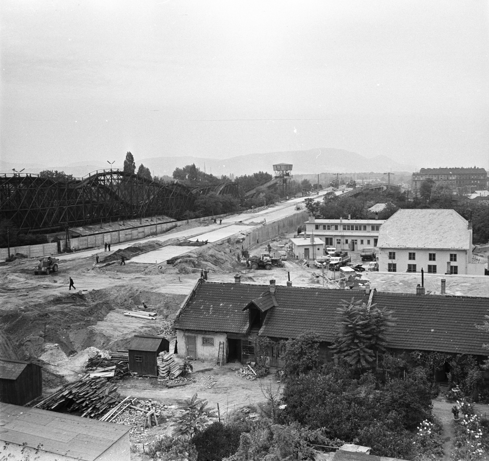 Hungary, Budapest XIV.,Budapest XIII., a Hungária körút - Róbert Károly körút közötti felüljáró építkezése. Balra a Hullámvasút és a Sikló a Vidámparkban., 1969, FŐMTERV, Budapest, Fortepan #252626