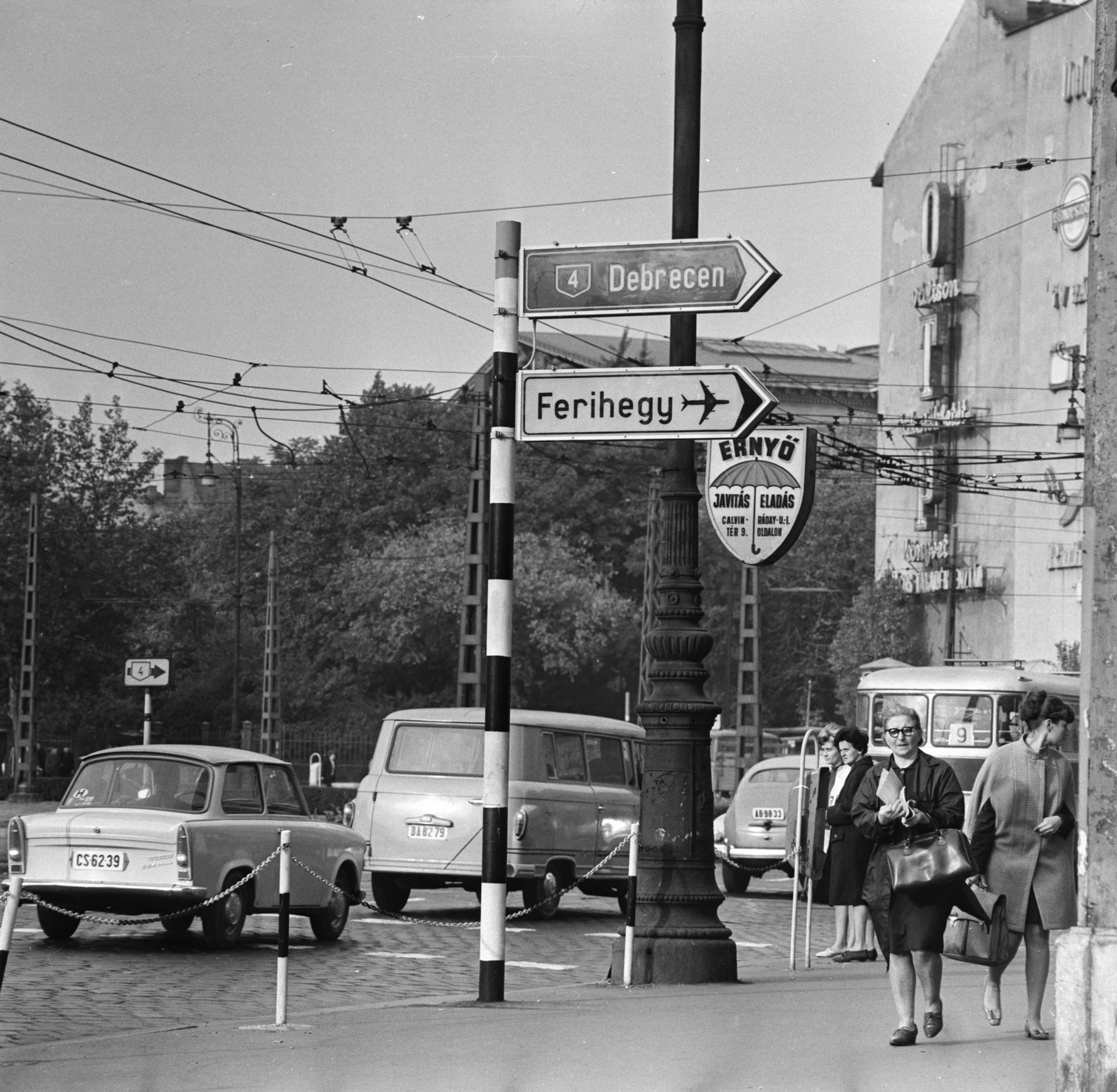 Hungary, Budapest VIII.,Budapest IX., Kálvin tér a Ráday utcánál. A fák takarásában a Magyar Nemzeti Múzeum, jobbra a Múzeum utca - Baross utca közötti tűzfal látható., 1969, FŐMTERV, Barkas-brand, Budapest, Fortepan #252630