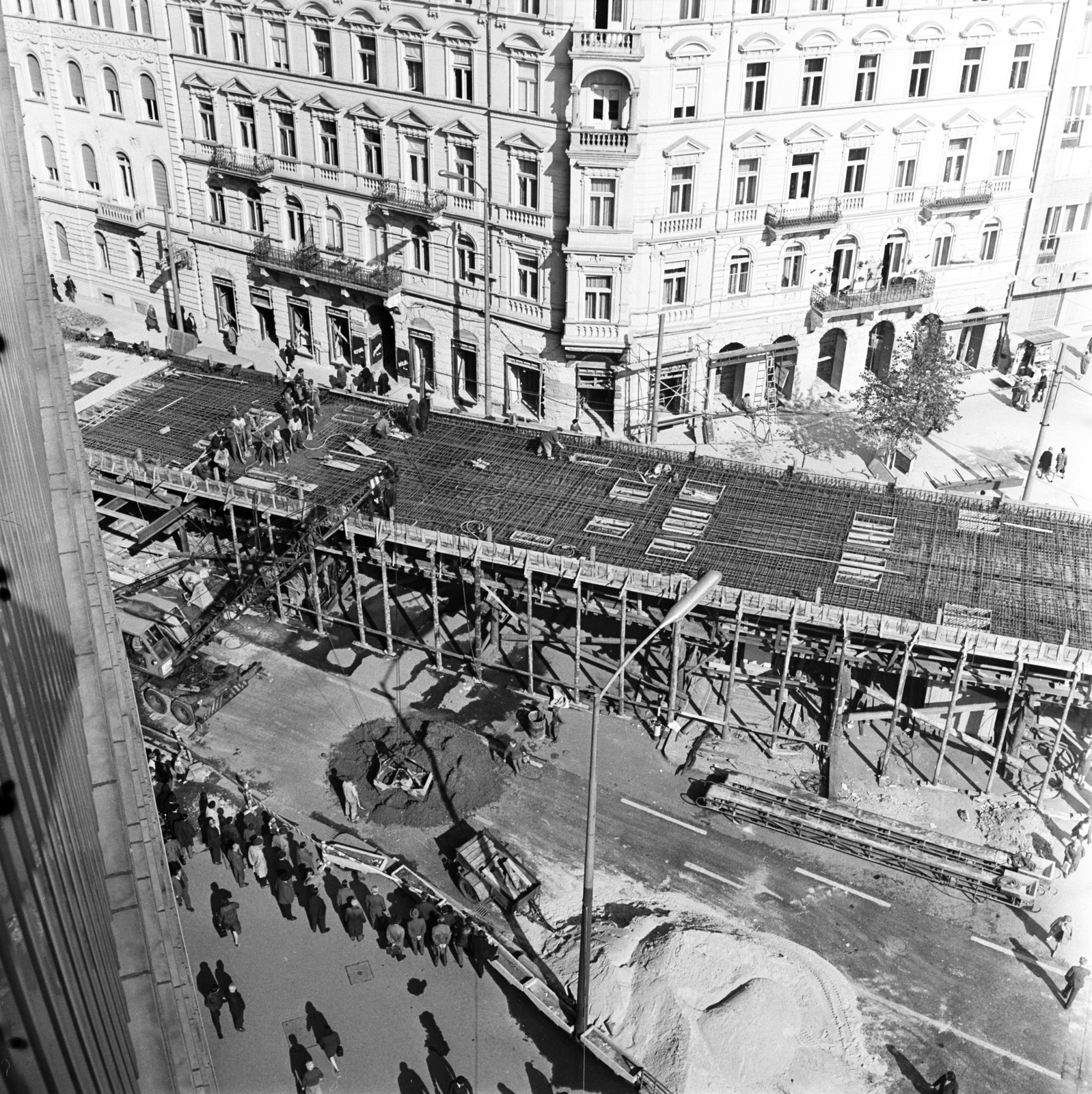 Hungary, Budapest VII., Baross tér, a Rottenbiller utcából a Fiumei (Mező Imre) út felé vezető felüljáró építkezése a Rákóczi út felől nézve., 1969, FŐMTERV, Budapest, Fortepan #252632