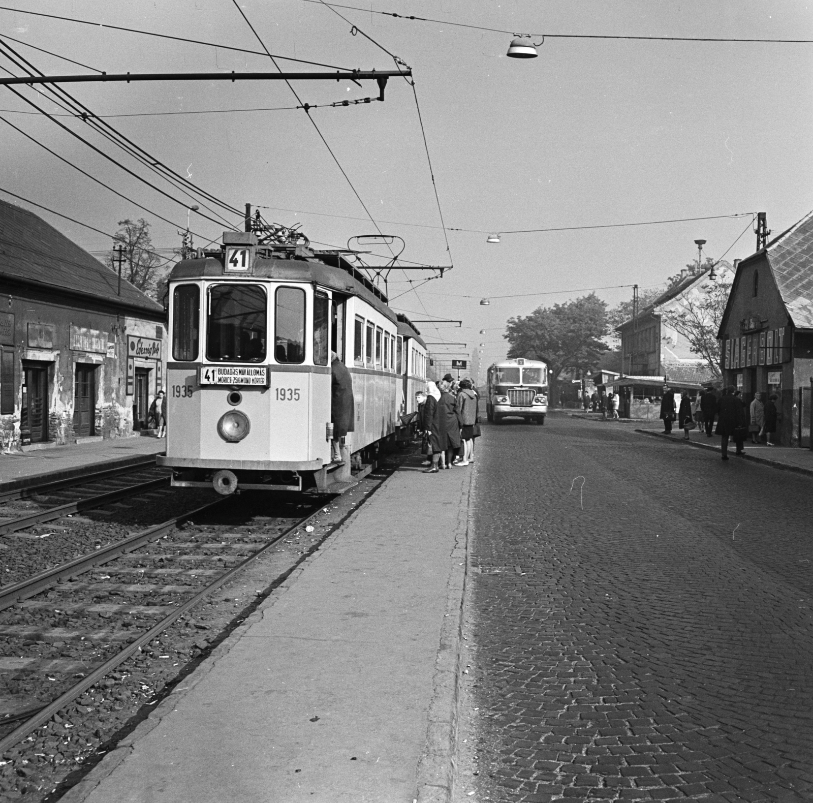 Hungary, Budapest XI., Fehérvári (Szabadság) út az Albertfalvai utcánál lévő villamosmegállónál, jobbra az Építész utca torkolata., 1969, FŐMTERV, Budapest, Fortepan #252638