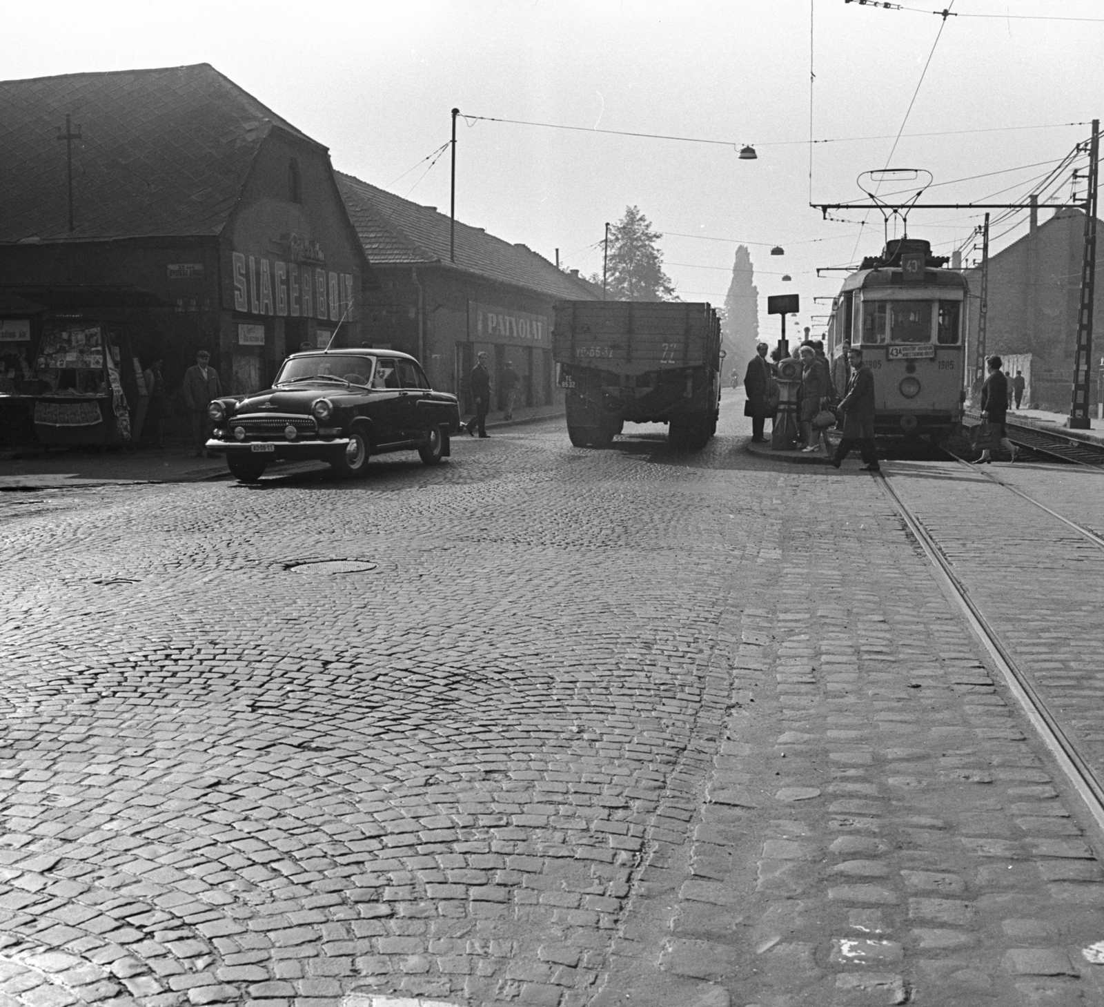 Hungary, Budapest XI., a Fehérvári út (Szabadság) út Építész utcától a Vegyész utca felé vezető szakasza. Villamosmegálló az Albertfalva utcánál., 1969, FŐMTERV, Budapest, Fortepan #252645