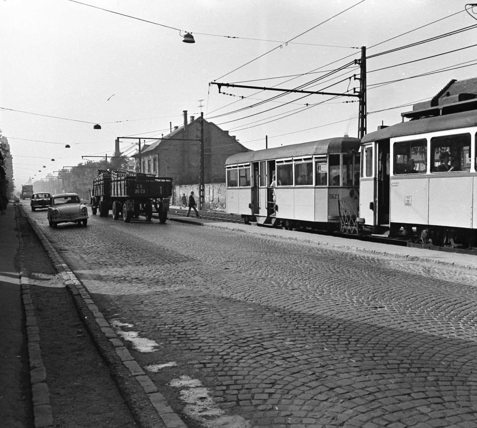 Hungary, Budapest XI., a Fehérvári út (Szabadság) út Építész utcától a Vegyész utca felé vezető szakasza. Villamosmegálló az Albertfalva utcánál., 1969, FŐMTERV, Budapest, Fortepan #252647