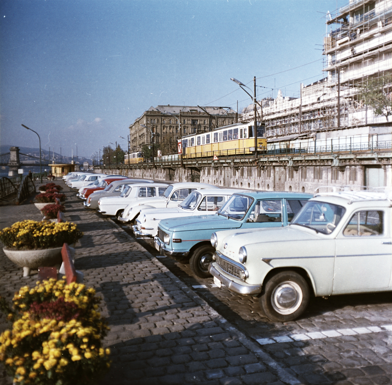 Hungary, Budapest V., parkoló a pesti alsó rakparton a Dunakorzó alatt, jobbra az épülő Hotel Duna Intercontinental., 1969, FŐMTERV, Wartburg-brand, Budapest, Fortepan #252658