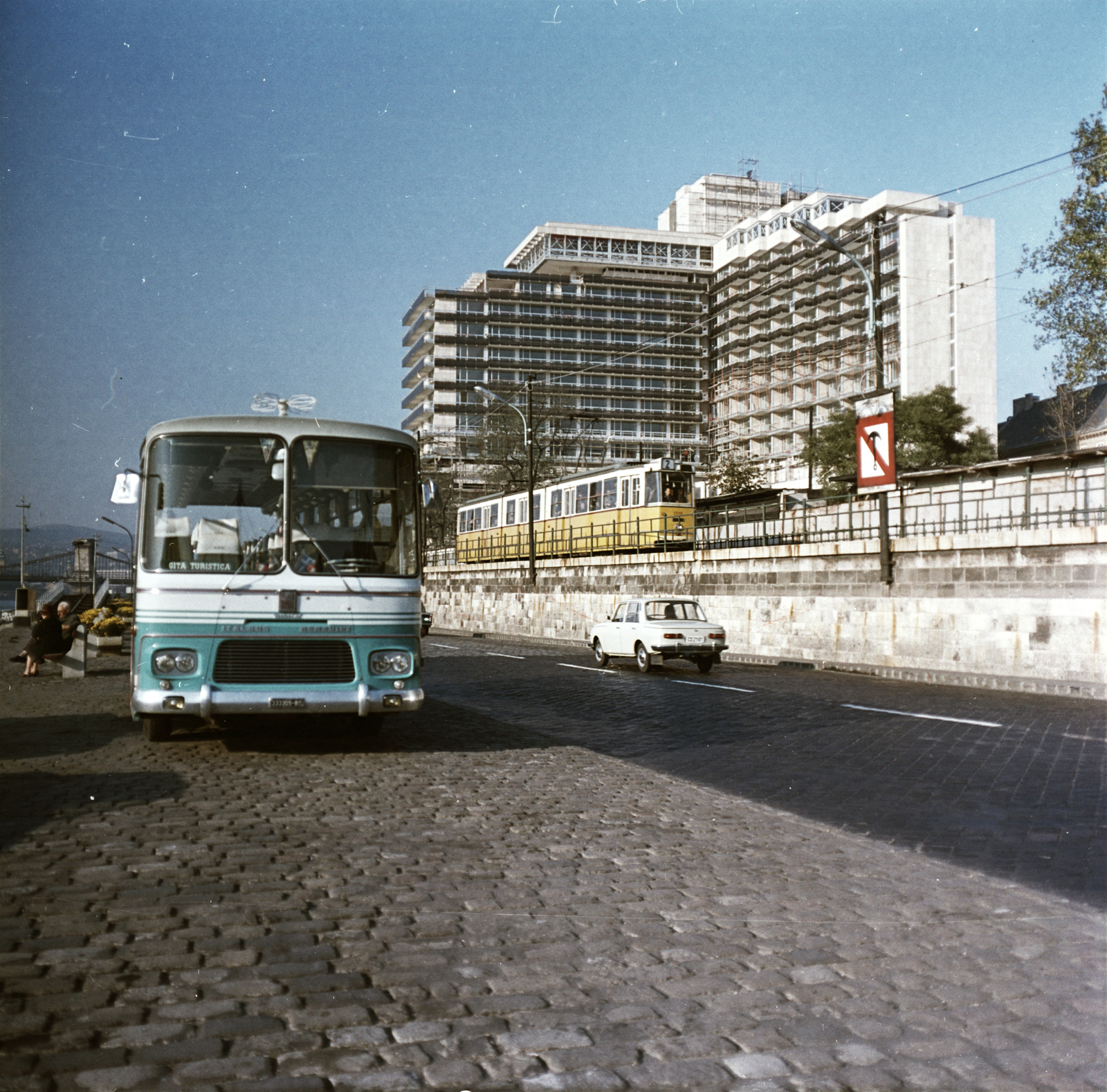 Magyarország, Budapest V., pesti alsó rakpart a Dunakorzó alatt, háttérben az épülő Hotel Duna Intercontinental., 1969, FŐMTERV, Domonkos Endre, Budapest, Fortepan #252659