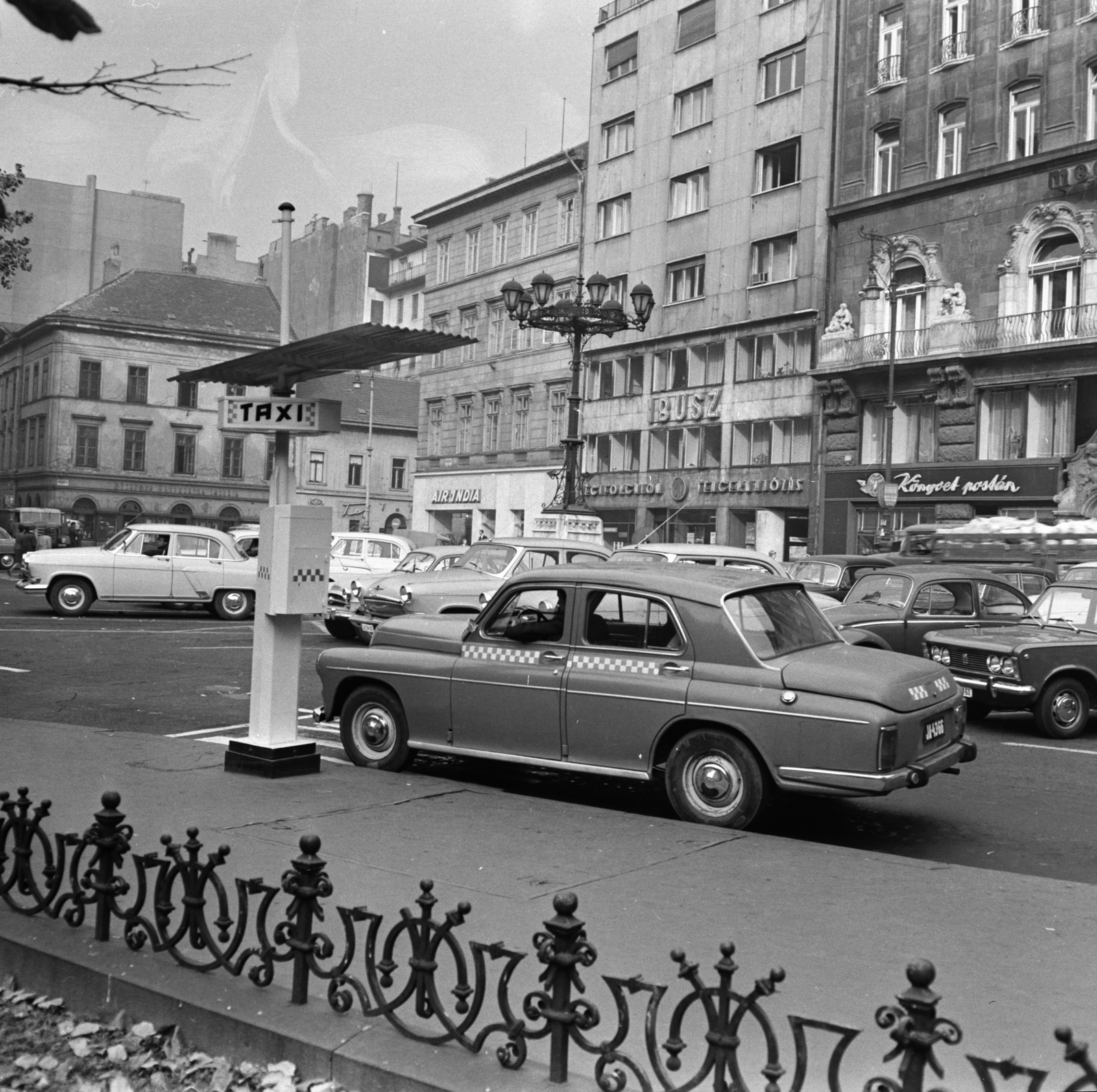 Hungary, Budapest V., Vörösmarty téri taxiállomás, háttérben a Harmincad utca sarkán álló házak láthatók., 1969, FŐMTERV, Budapest, taxicab, Fortepan #252665