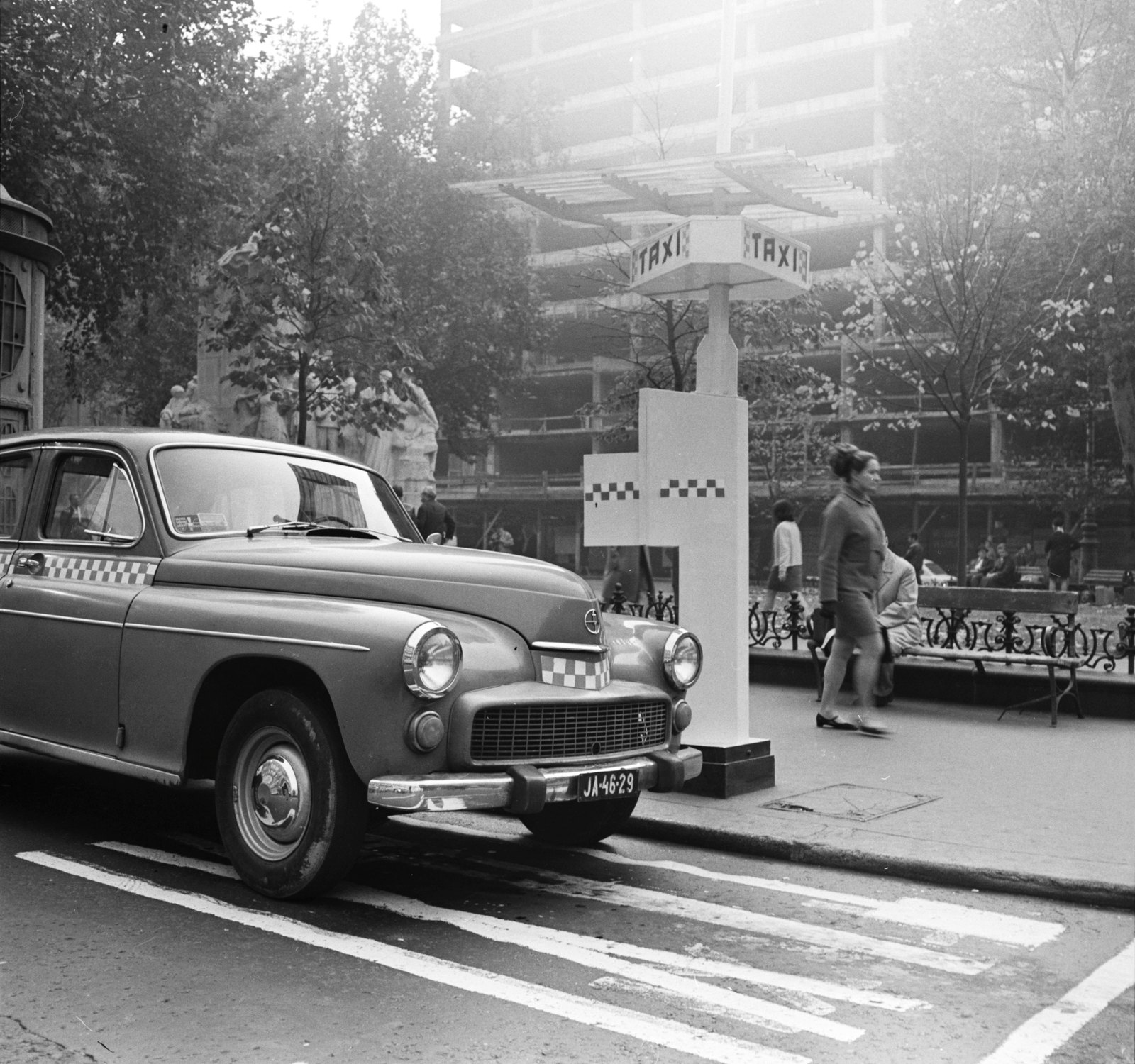 Hungary, Budapest V., Vörösmarty téri taxiállomás, háttérben Vörösmarty Mihály szobra és az épülő ORI (Országos Rendező Iroda) székház., 1969, FŐMTERV, Budapest, taxicab, taxicab stand, Fortepan #252666