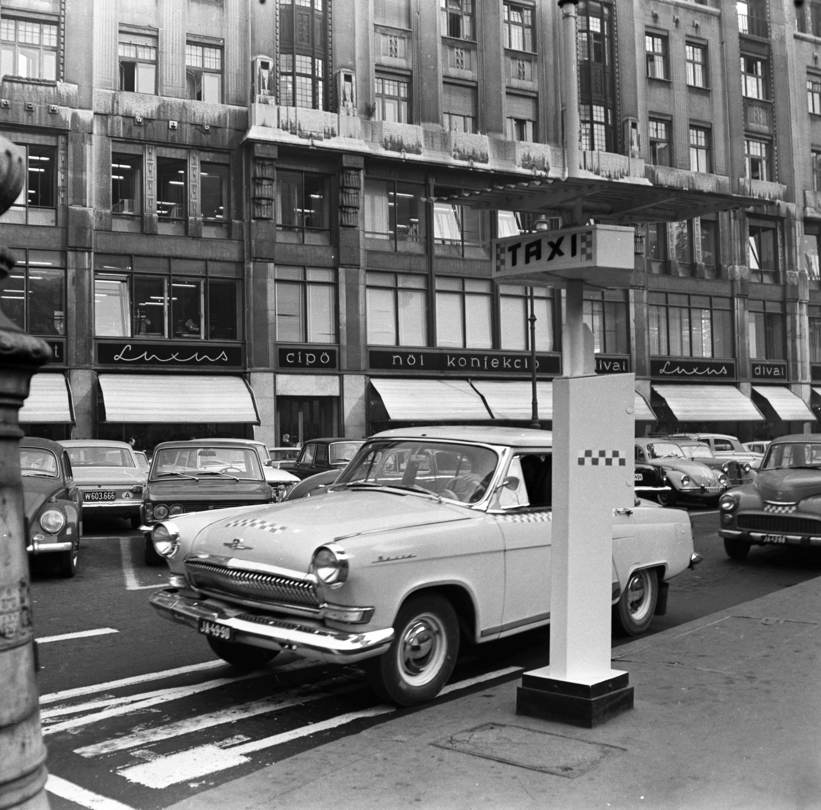 Magyarország, Budapest V., Vörösmarty téri taxiállomás, háttérben a Luxus Áruház., 1969, FŐMTERV, Domonkos Endre, Budapest, taxiállomás, GAZ M21 Volga, Fortepan #252667