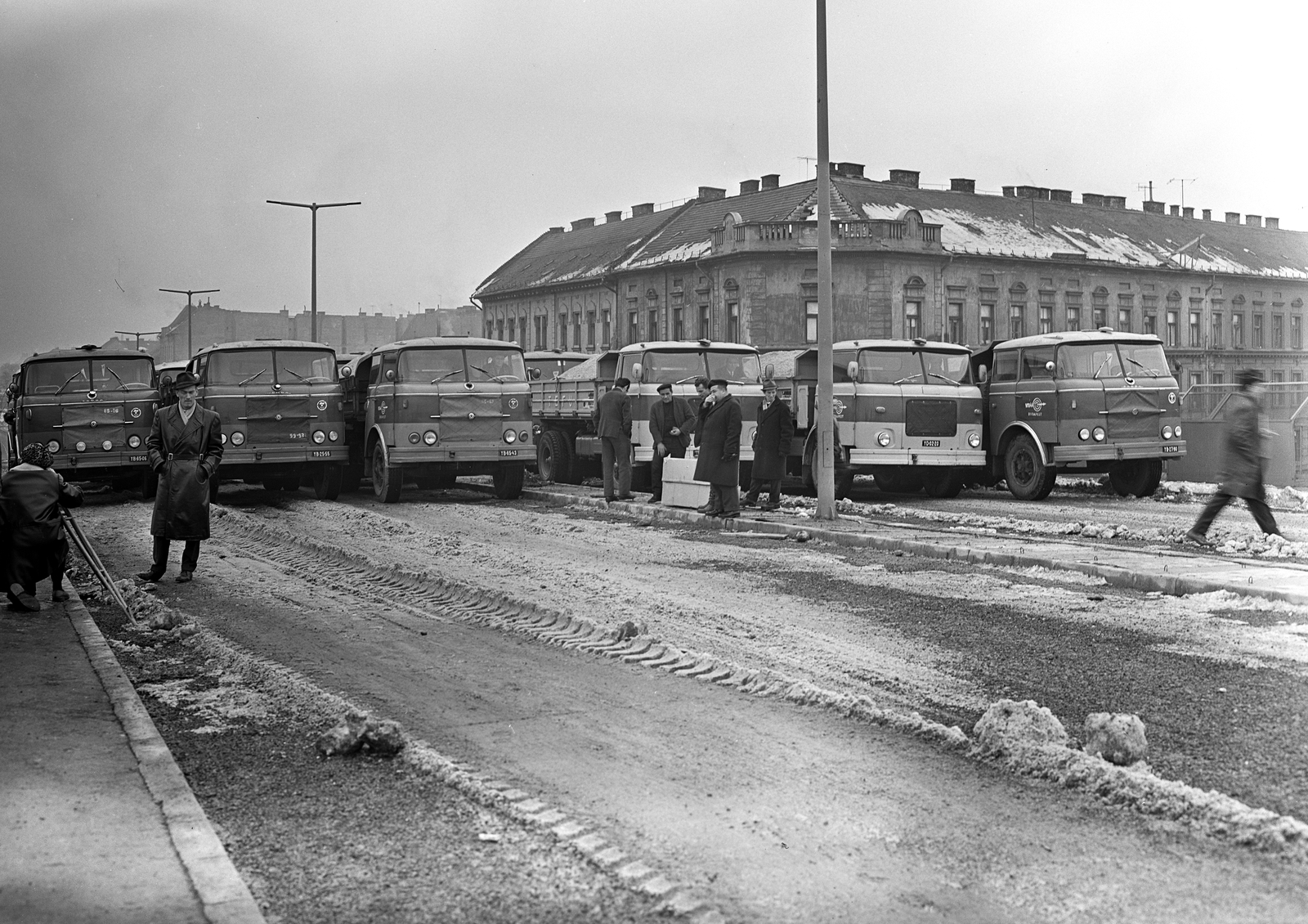 Hungary, Budapest XIII., a Hungária körút - Róbert Károly körút közötti felüljáró teherpróbája. A háttérben a Szent László út (Mautner Sándor utca) 2. számú ház látszik., 1969, FŐMTERV, winter, commercial vehicle, Budapest, Fortepan #252674