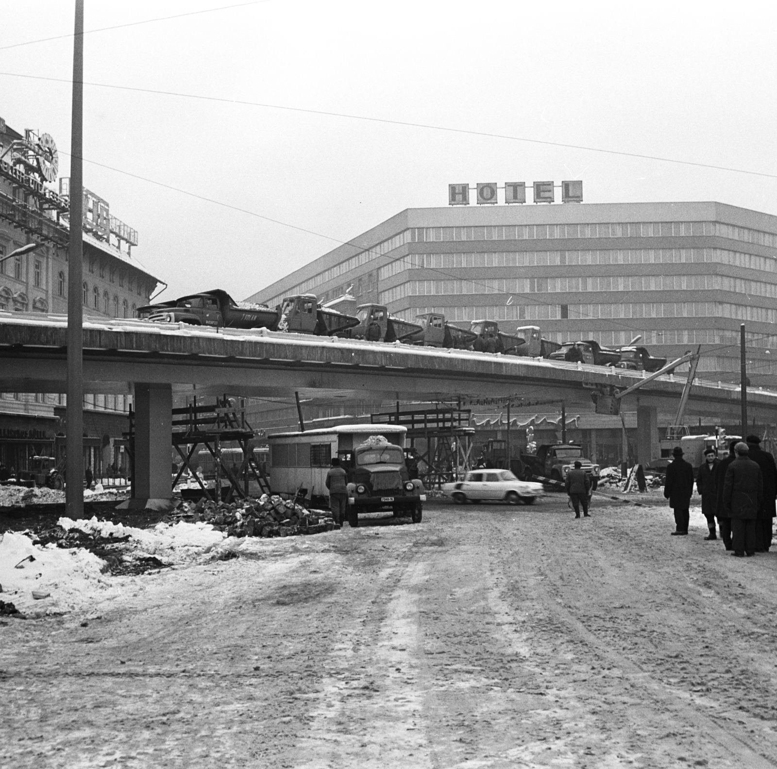 Hungary, Budapest VII.,Budapest VIII., Baross tér a Rákóczi út felé nézve. A felvétel a Fiumei (Mező Imre) út és a Rottenbiller utca közötti felüljáró építése idején készült., 1969, FŐMTERV, Budapest, Best of, Fortepan #252684